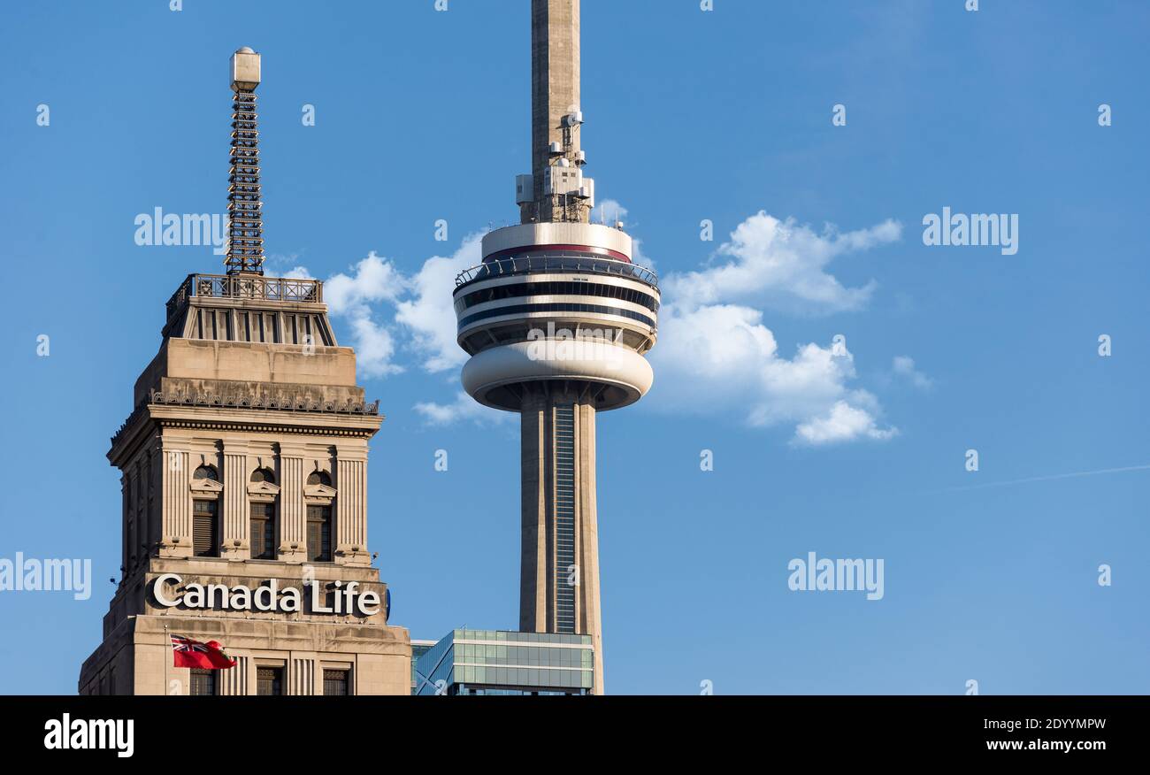 CN Tower und Canada Life Building, Toronto, Kanada Stockfoto