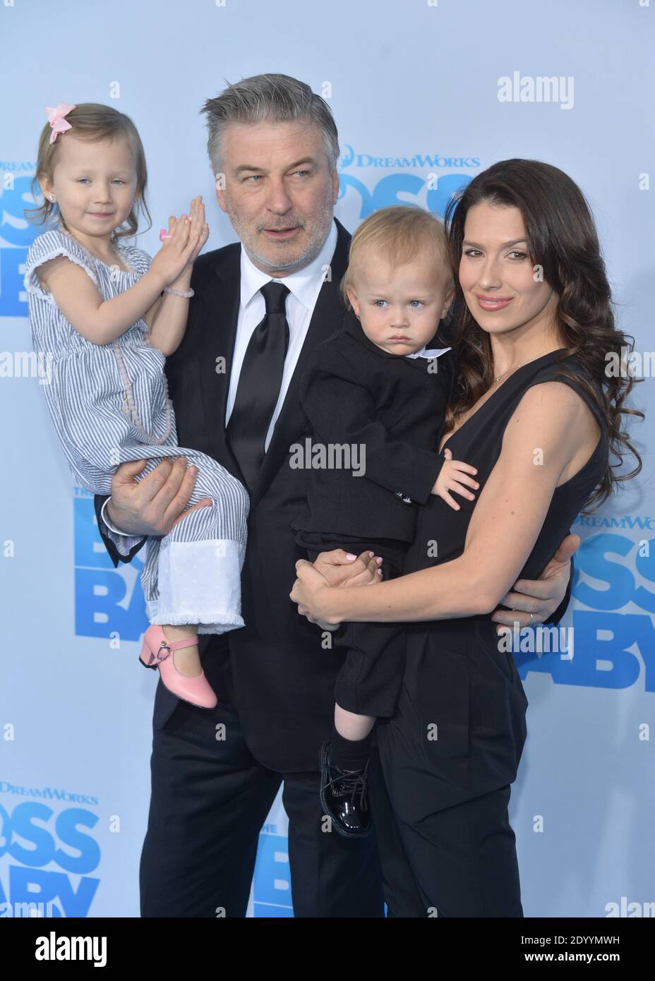 Carmen Gabriela Baldwin, Alec Baldwin, Leonardo Angel Charles Baldwin und Hilaria Baldwin besuchen die New Yorker Premiere von "The Boss Baby" im AMC Loews Lincol Stockfoto