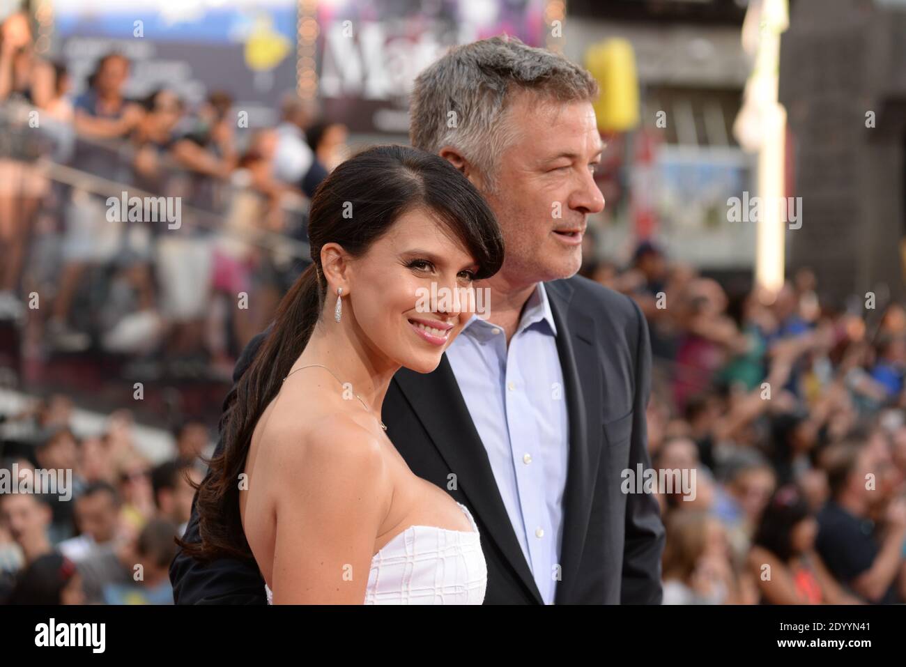 Hilaria Thomas Baldwin (L) und der Schauspieler Alec Baldwin nehmen am Teil 'Mission Impossible - Rogue Nation' New York Premiere bei Duffy Platz am Times Square Stockfoto