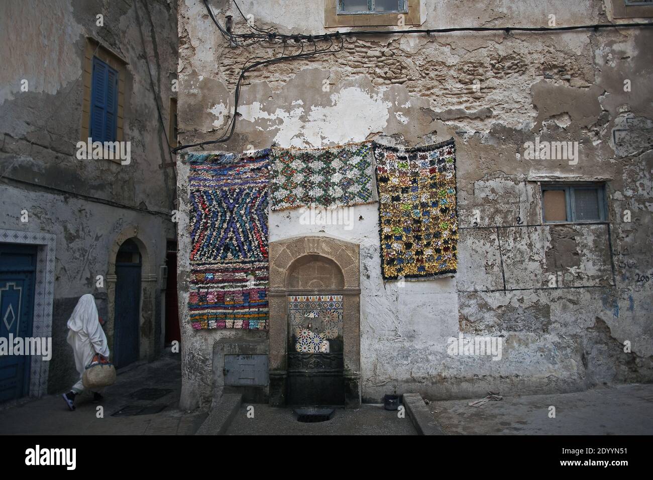 MAROKKO / Essaouira/ typisch marokkanische handgefertigte Teppichteppiche mit Kragen, die an der Wand in der Altstadt von Essaouira hängen. Stockfoto