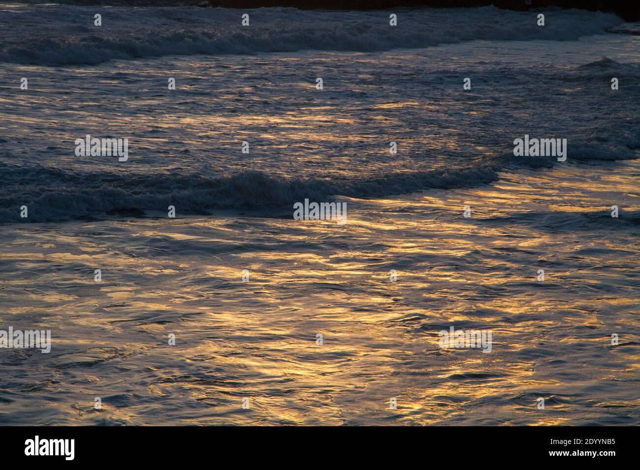 Inspirierende Zusammenfassung Vgolden ruhiges Meer bei Sonnenuntergang, Freiheit Meditation Konzept, beruhigende Wasser Hintergrund Stockfoto