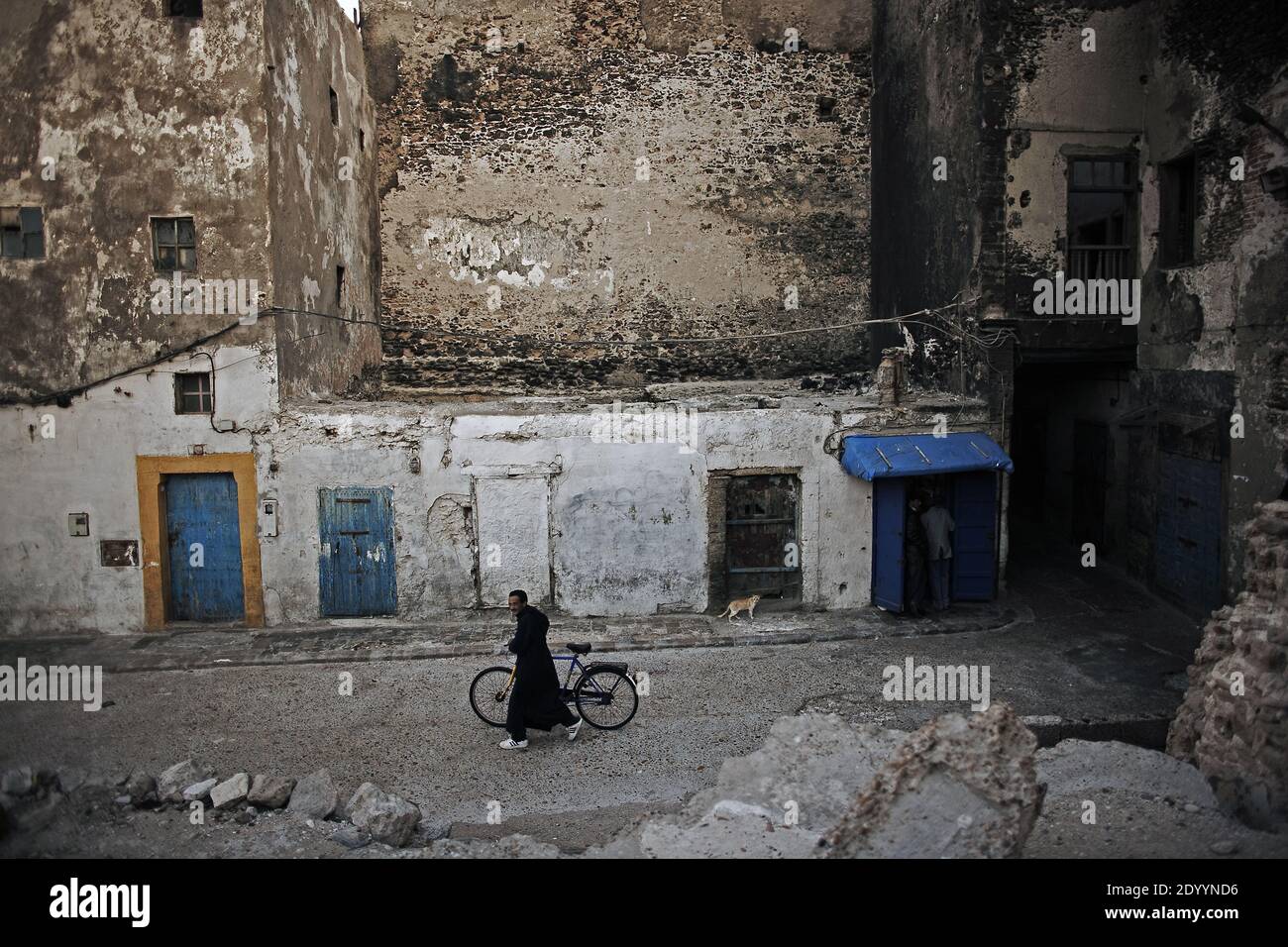 Mann in traditioneller marokkanischer Djellaba und Fahrradtour in der Altstadt von Essaouira. Marokko, Nordafrika Stockfoto