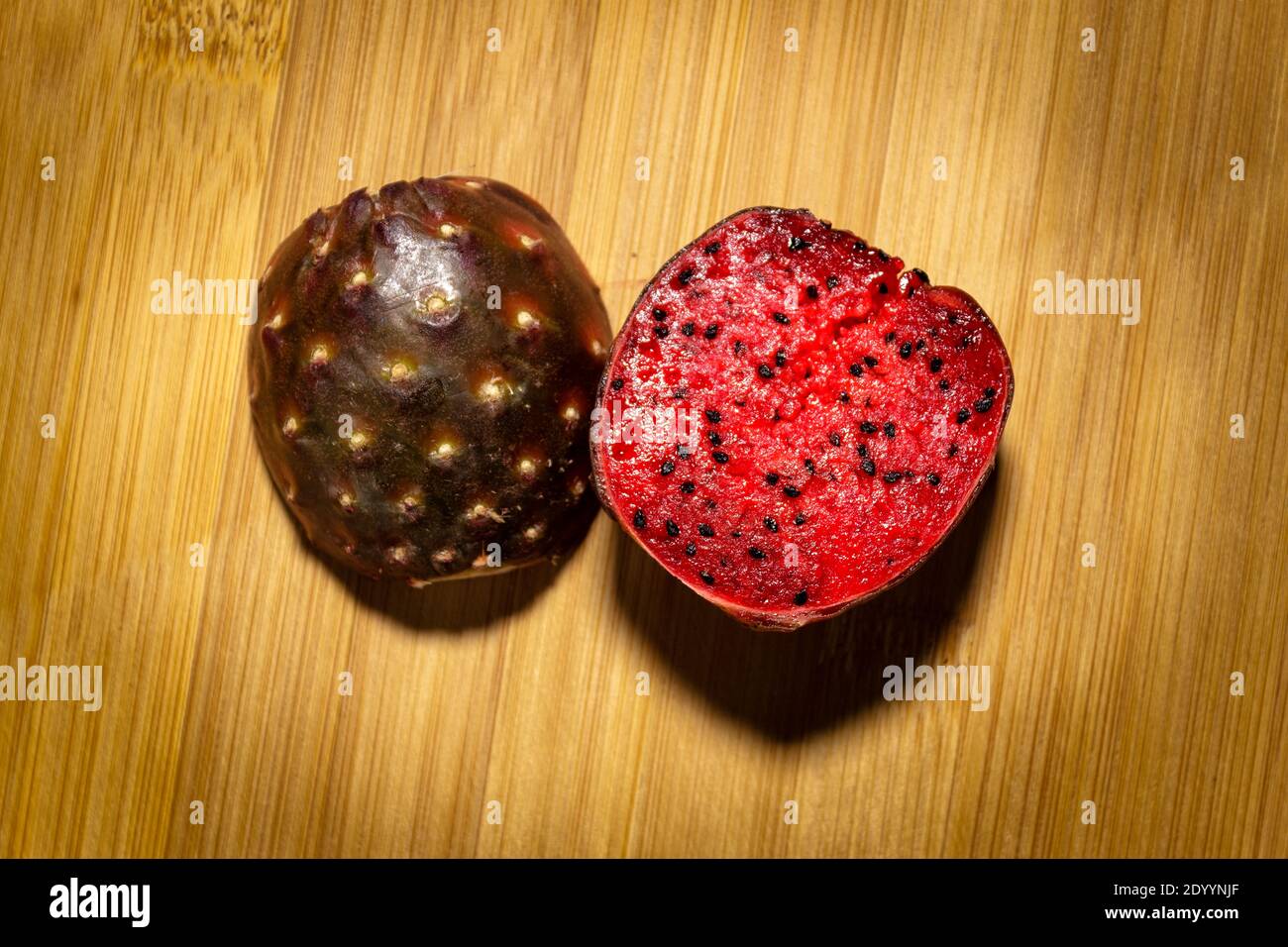 Isolierte rot mexikanische exotische Pitaya Frucht auf Holztisch gesund Passform Stockfoto