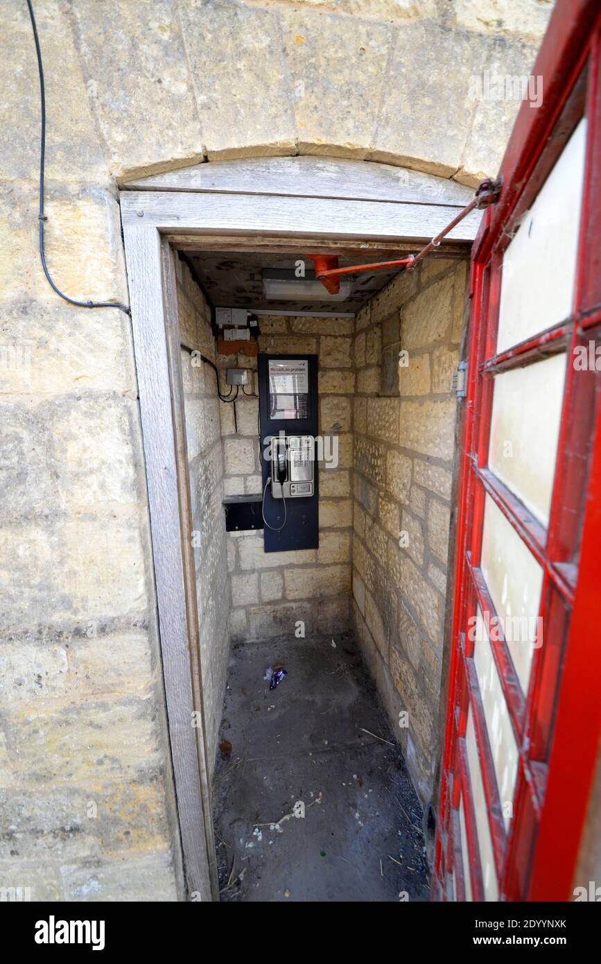 Haus in Guiting Power, Cotswolds, Gloucestershire, UK, mit Telefondose und Bushaltestelle. Die Cotswolds. Cotswold Steinhotel Stockfoto