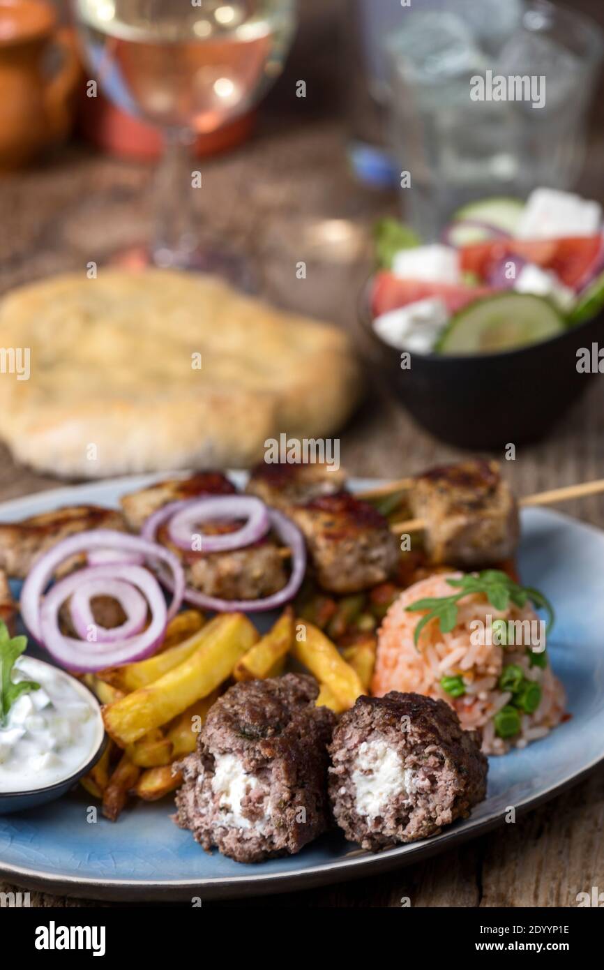 griechisches Bifteki-Fleisch mit pommes frites Stockfoto