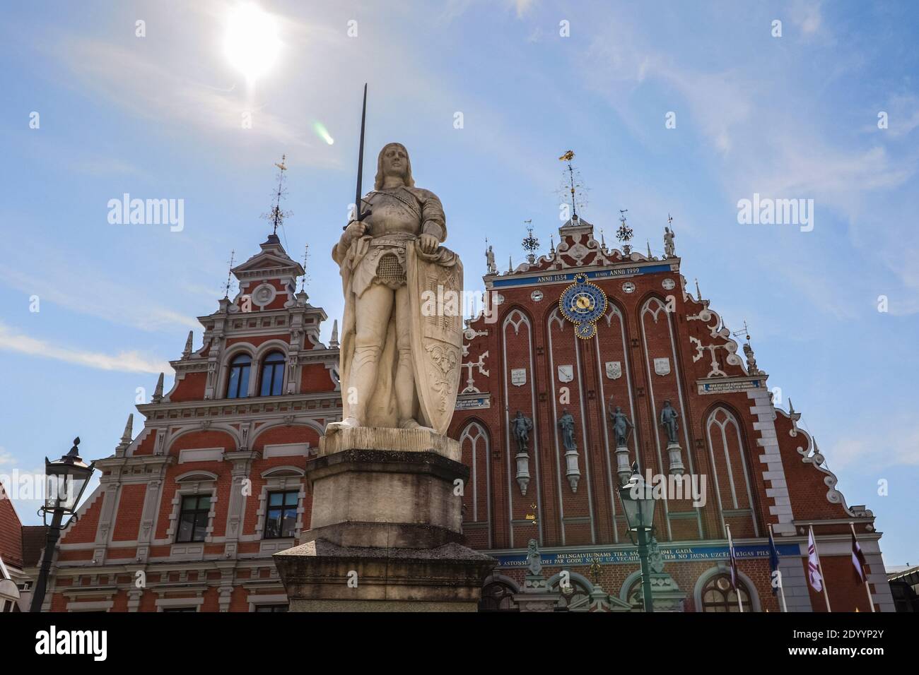 Rathausplatz mit Haus der Schwarzhäupter und Heiligen Roland Statue in der Altstadt von Riga Stockfoto