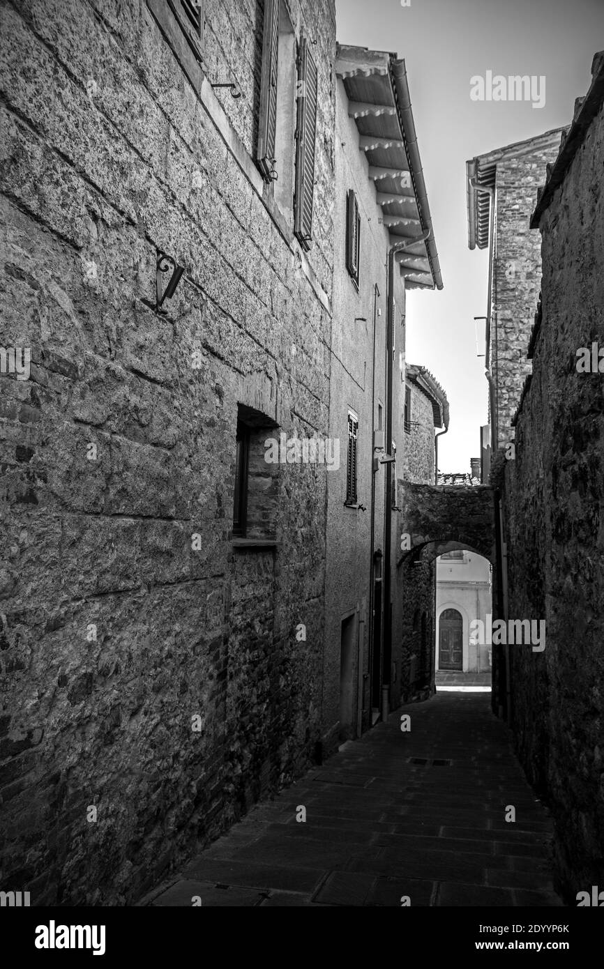 Eine ruhige Wohnstraße im historischen mittelalterlichen Dorf Batignano, Provinz Grosseto, Toskana, Italien Stockfoto