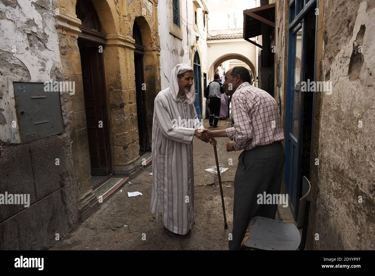 Ältere Männer auf der Straße von Essaouira Marokko Stockfoto