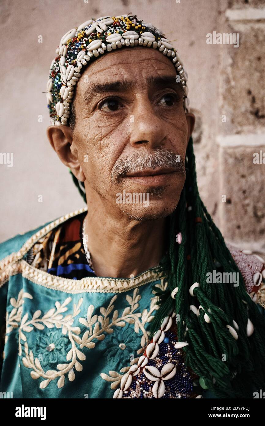 MAROKKO / Essaouira / DAS GNAWA UND WELTMUSIK FESTIVAL von Essaouira .Potrait von Gnawa Musiker. Stockfoto