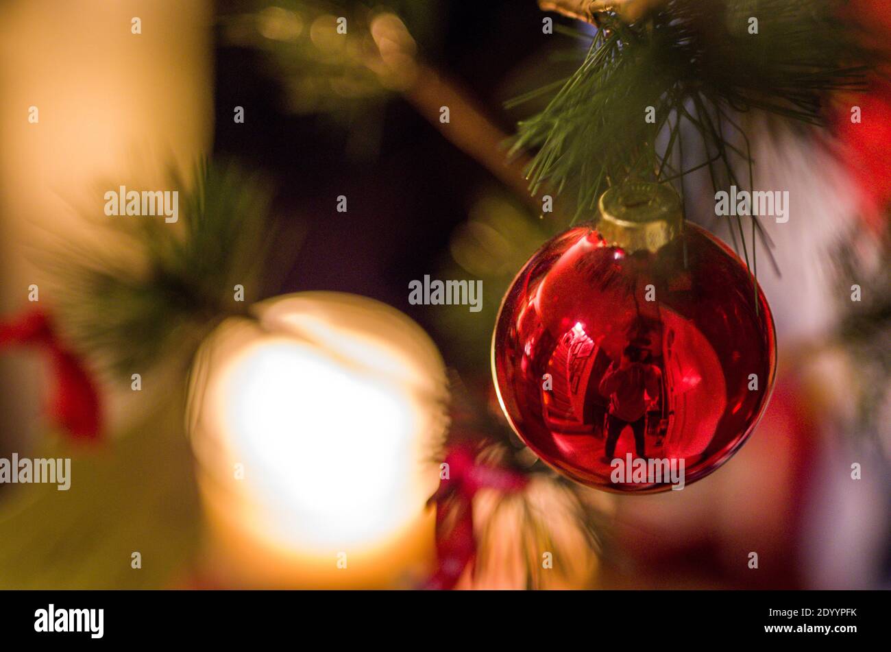 Nahaufnahme eines Ornaments auf einem Charlie Brown Christmas Baum Stockfoto