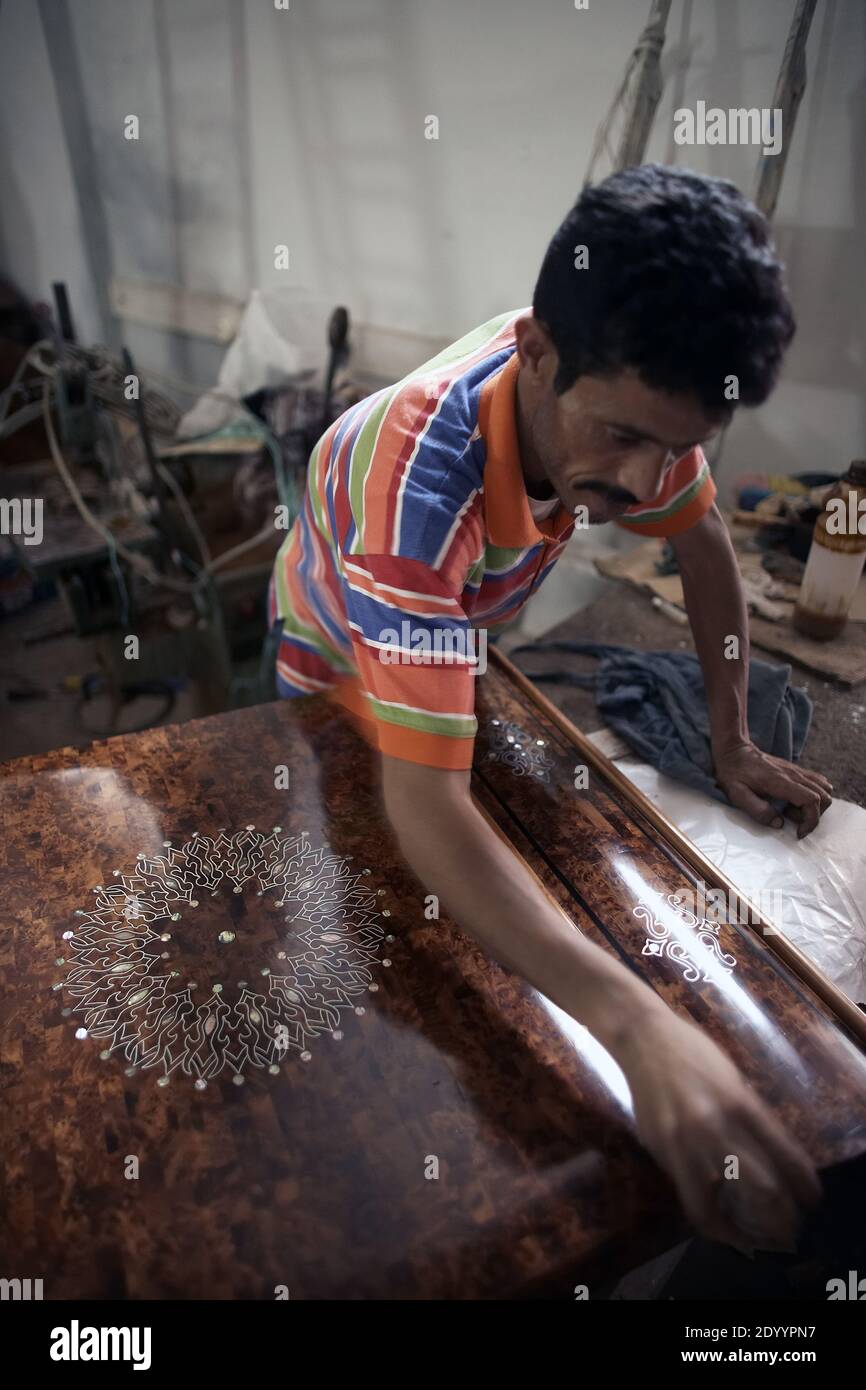 MAROKKO / Marrakesch / Tischchen macht einen Holztisch . Stockfoto