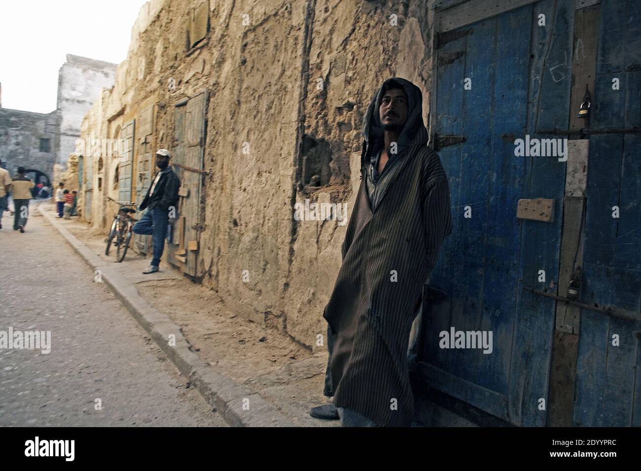 Schmale Straße und bunten alten Häuser der mittelalterlichen Medina von Essaouira, Marokko Stockfoto