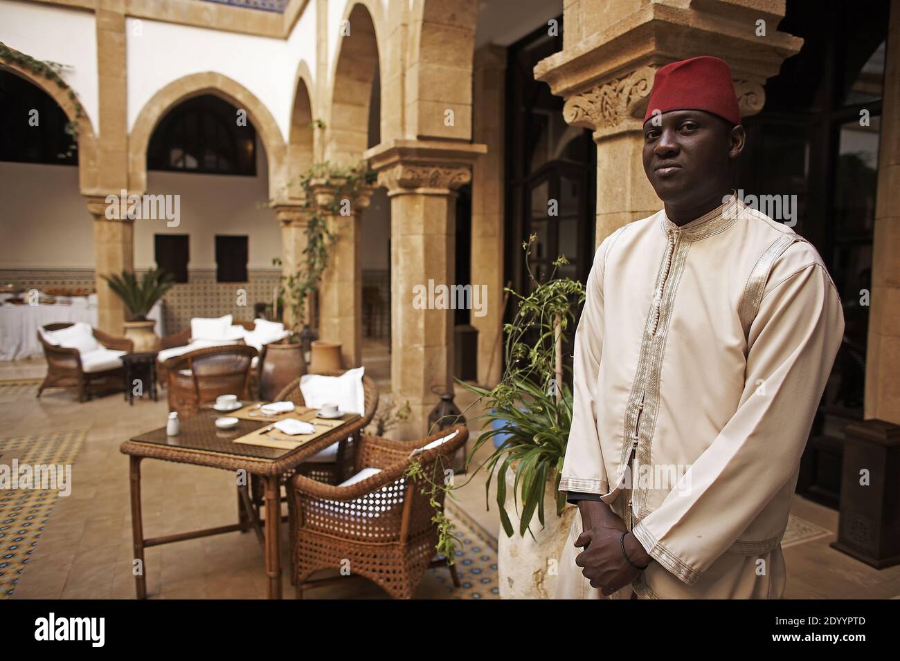 MAROKKO / Essaouira / Kellner wartet darauf, Sie in einem schönen Riad in der Medina von Essaouira begrüßt. Stockfoto