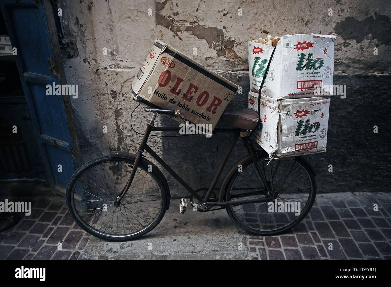 MAROKKO / Essaouira Alte rustikale Vintage-Fahrrad auf der Straße mit Boxen beladen . Stockfoto