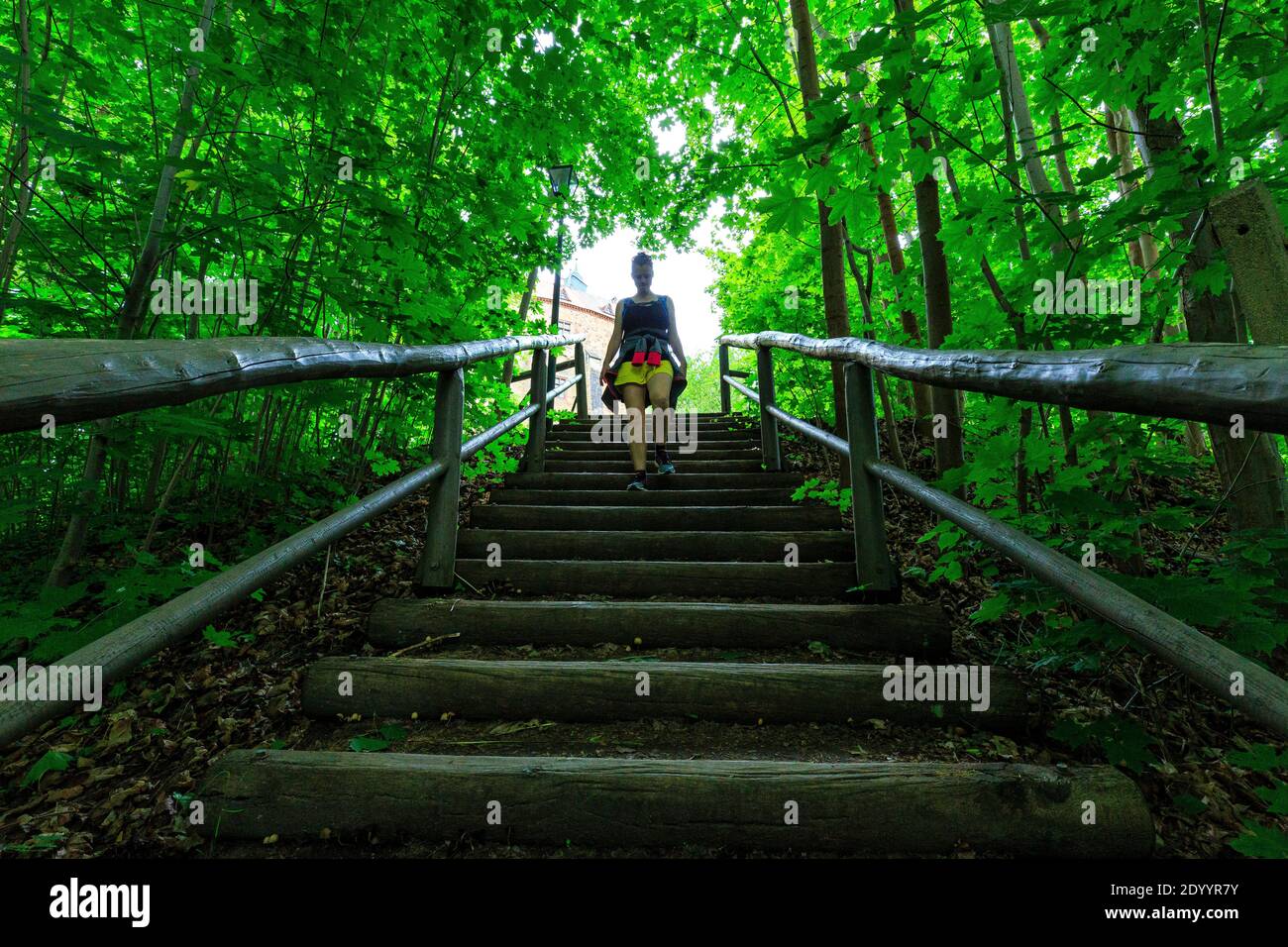 Frau, die Treppe beim Schloss Kriebstein, Biberlebensraum, Wandern entlang der zschopau, sachsen, deutschland Stockfoto