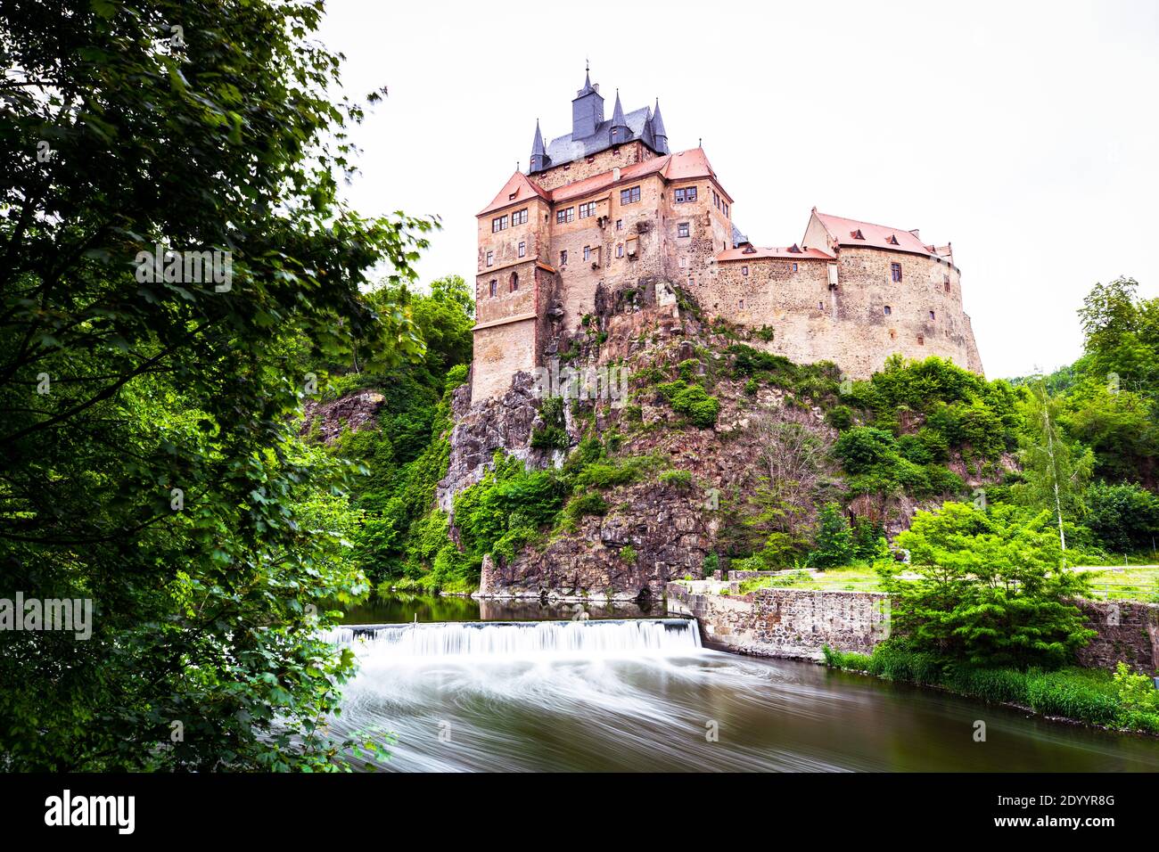 Der Mensch machte Wasserfall vor Schloss Kriebstein, Biberlebensraum, Wandern entlang des Flusses zschopau, sachsen, deutschland Stockfoto