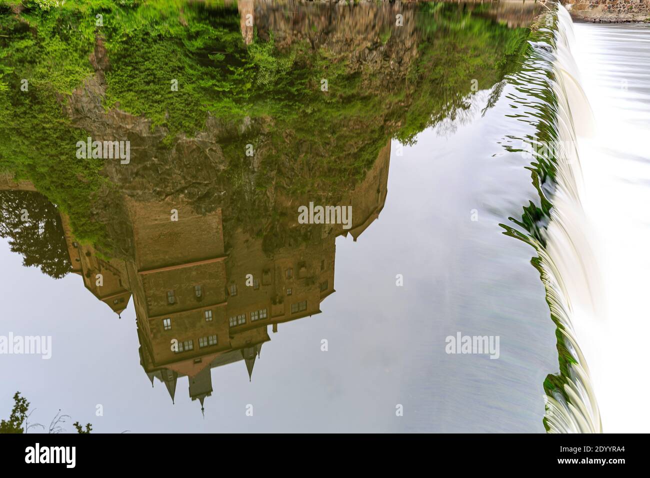 Spiegelung des Schlosses Kriebstein nach Sonnenuntergang, Biberlebensraum, Wanderung entlang des Flusses zschopau, sachsen, deutschland Stockfoto