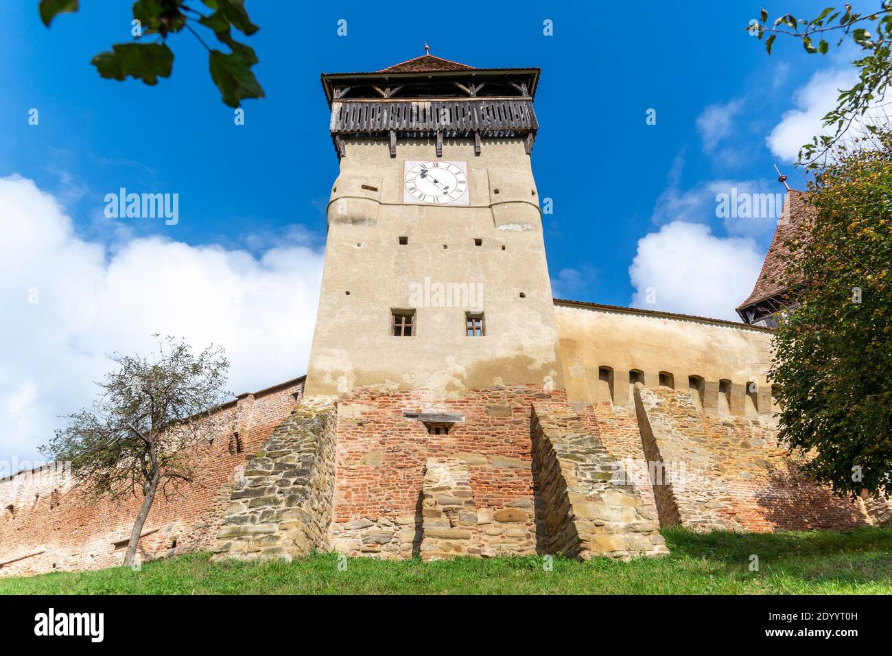 Befestigte mittelalterliche sächsische evangelische Kirche im Dorf Alma VII (Almen in Deutsch) Siebenbürgen, Rumänien Stockfoto