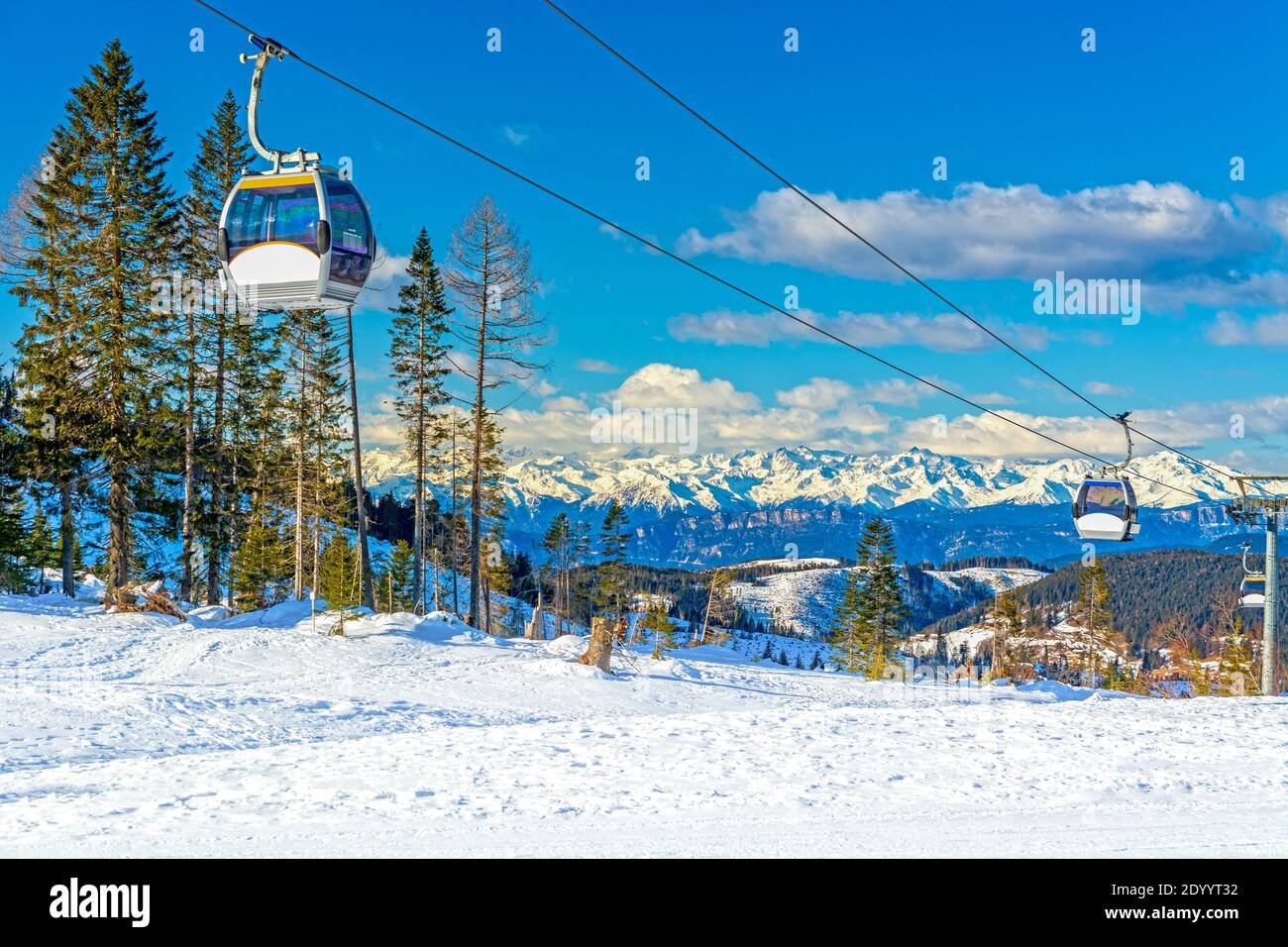 Skilift und Piste in den Dolomiten, Skigebiet Karersee, Italien, Südtirol Stockfoto