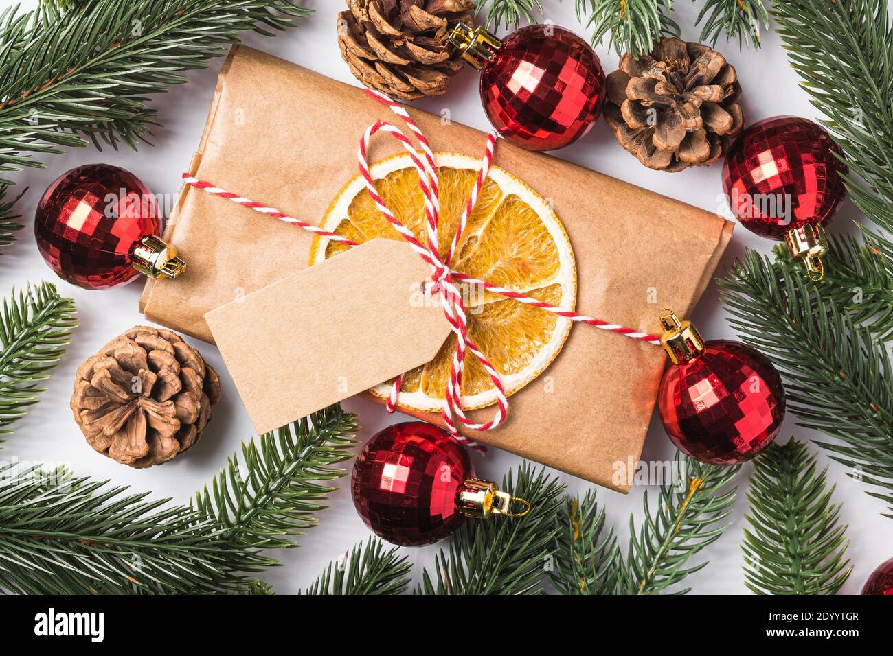 Weihnachtsferien Null Abfall Papier Geschenkverpackung mit Anhänger, Kugeln, getrocknete Früchte und Tannenzweige Stockfoto