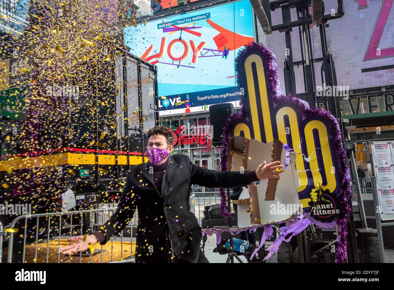 New York, USA. Dezember 2020. In der Hoffnung, all die schlechten Vibes des Jahres 2020 loszuwerden, zerschlägt Jonathan Bennett, Gastgeber der Silvesterfeier am Times Square, am 28. Dezember 2020 eine 2020 piñata auf dem Times Square in New York City. (Foto von Gabriele Holtermann/Sipa USA) Quelle: SIPA USA/Alamy Live News Stockfoto