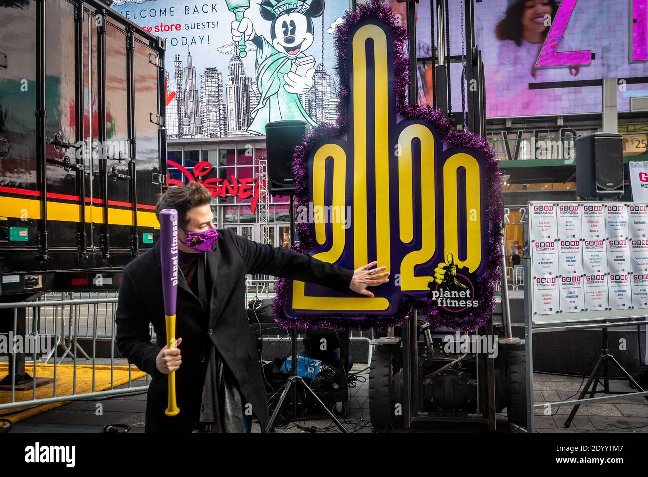 New York, USA. Dezember 2020. In der Hoffnung, all die schlechten Vibes des Jahres 2020 loszuwerden, zerschlägt Jonathan Bennett, Gastgeber der Silvesterfeier am Times Square, am 28. Dezember 2020 eine 2020 piñata auf dem Times Square in New York City. (Foto von Gabriele Holtermann/Sipa USA) Quelle: SIPA USA/Alamy Live News Stockfoto