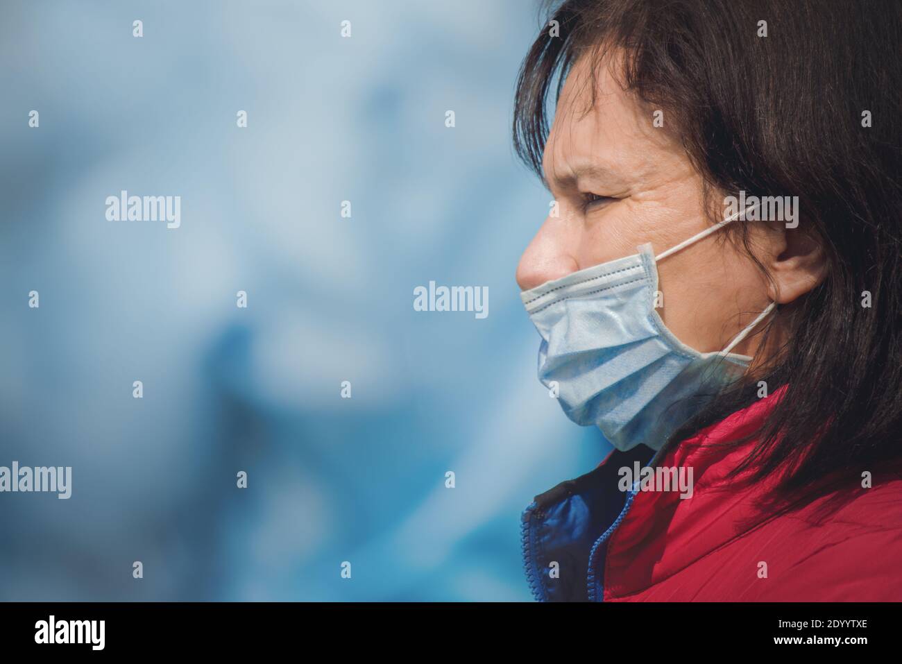 Nahaufnahme Porträt einer Frau, die eine medizinische Gesichtsmaske als Schutz gegen das Corona-Virus und andere Partikel und Krankheiten in der Luft trägt. Stockfoto