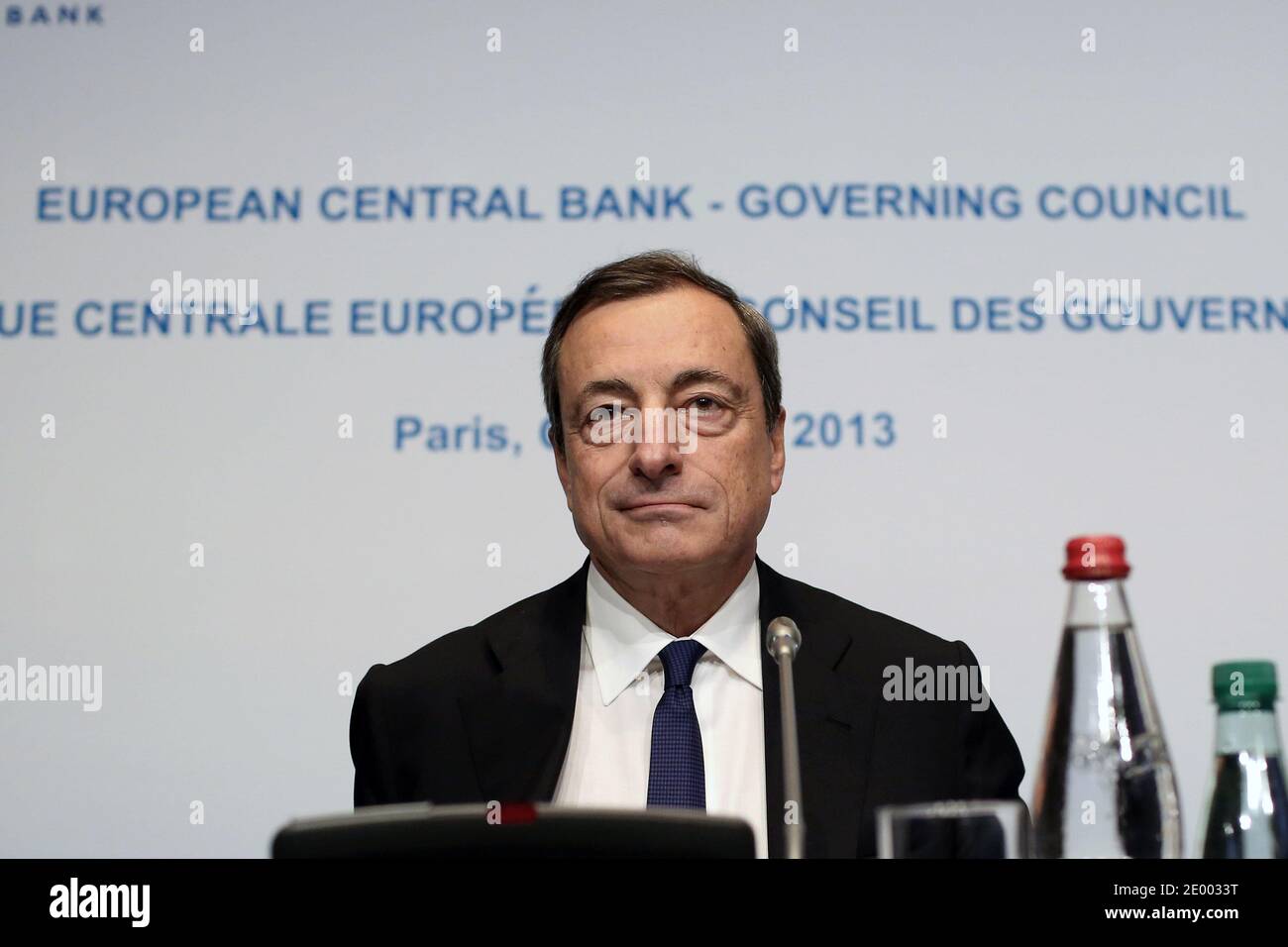 Mario Draghi, Chef der Europäischen Zentralbank (EZB), hält am 2. Oktober 2013 eine Pressekonferenz im Hauptsitz der Banque de France in Paris, Frankreich. Foto von Stephane Lemouton/ABACAPRESS.COM Stockfoto