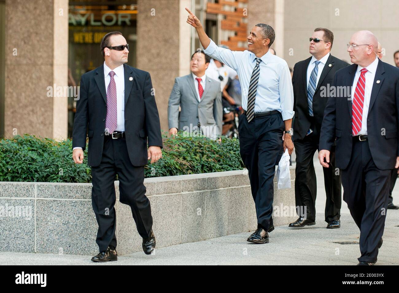 Präsident Barack Obama winkt zu Zuschauern bei Taylor Gourmet auf der Pennsylvania Avenue, nachdem er vom Weißen Haus zu einem Mittagessen zum Mitnehmen gelaufen ist. Der Grund, den er gab, war, daß sie verhungern und das Establishment einen Prozentabschlag zu den furloughed Regierung Arbeitern als ein Hinweis gibt, wie gewöhnliche Amerikaner heraus für einander suchen. Foto von Pete Marovich/Pool/ABACAPRESS.COM Stockfoto