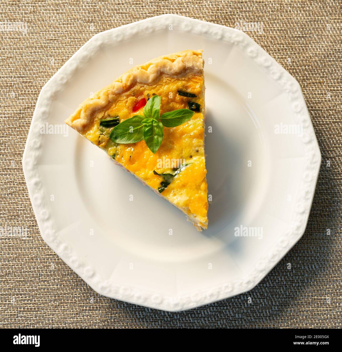 Frische Scheibe Quiche lorraine auf einem weißen Teller Stockfoto