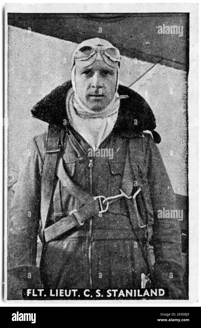 Zigarettenkarte Porträt von Flight Lieutenant Christopher Stainbank Staniland (1905 – 1942) Royal Air Force Pilot, Rennfahrer und Chief Test Pilot für die Fairey Aviation Company. Stockfoto