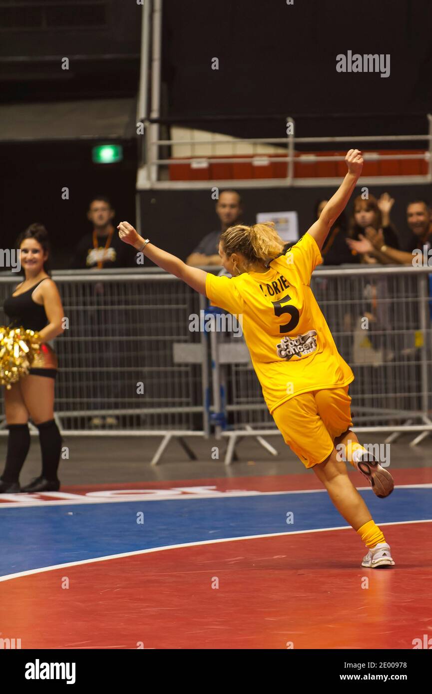 Lorie spielt ein Fußballspiel für die 7. Ausgabe des