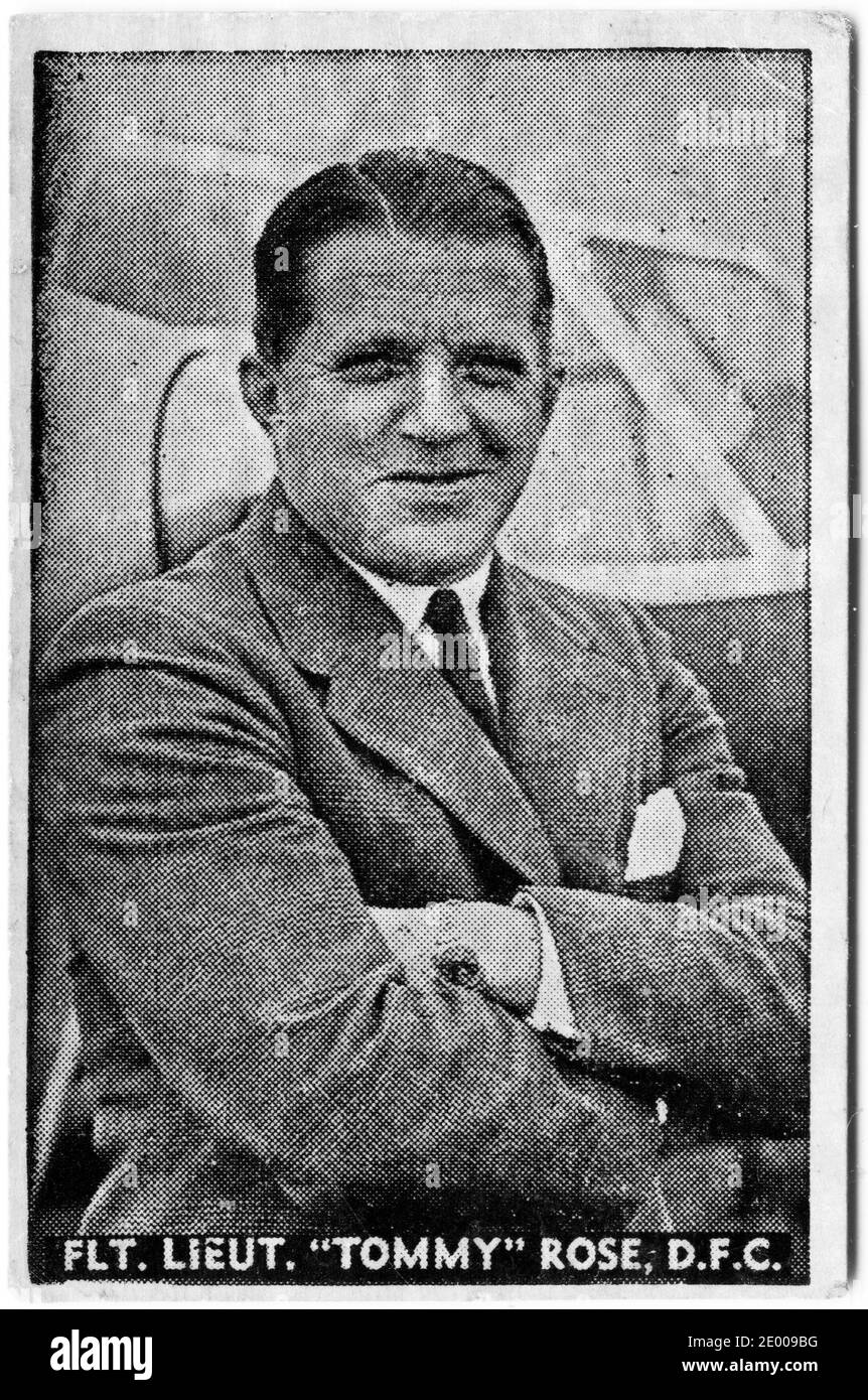 Zigarettenkartenportrait von Thomas Rose DFC (1895 –1968) Britisches Flugass im Ersten Weltkrieg, gutgeschrieben mit 11 Siegen. Besser bekannt als "Tommy" Rose, gewann er auch das King's Cup Air Race 1935 und von 1939–45 war er Chief Test Pilot bei Phillips & Powis Aircraft Ltd. – umbenannt in Miles Aircraft Ltd. 1943. Stockfoto