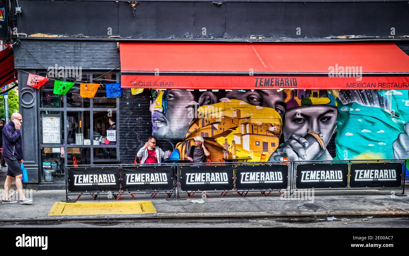 New York City, USA, Mai 2019, Blick auf die Temerario-Terrasse ein mexikanisches Restaurant mit Wandgemälde im Chelsea-Viertel Stockfoto