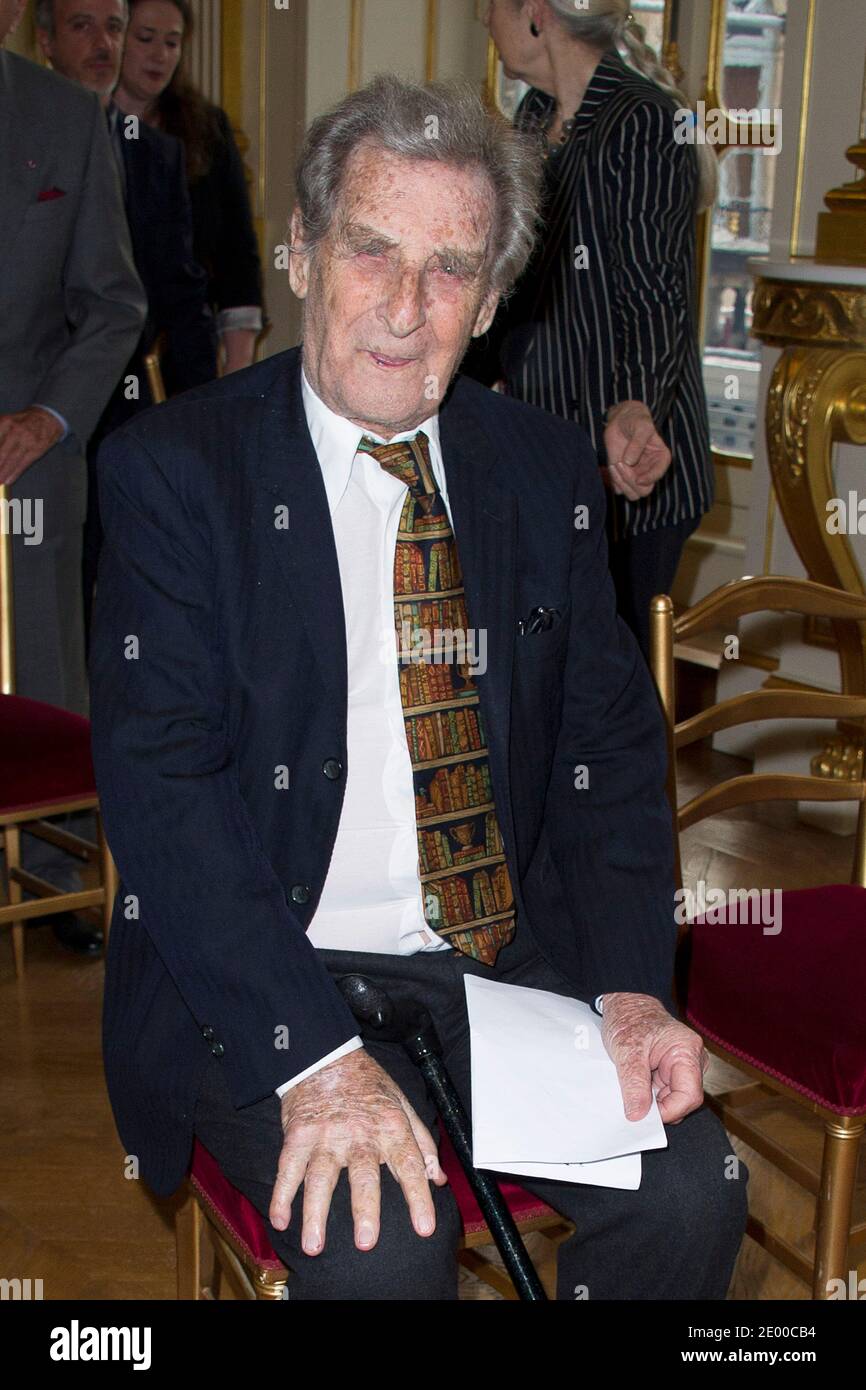 Jean Lacouture posiert für Bilder, nachdem er am 15. Oktober 2013 beim Kulturministerium in Paris, Frankreich, den Grand Officier De La Legion D’Honneur gewonnen hat. Foto von Laurent Zabulon/ABACAPRESS.COM Stockfoto