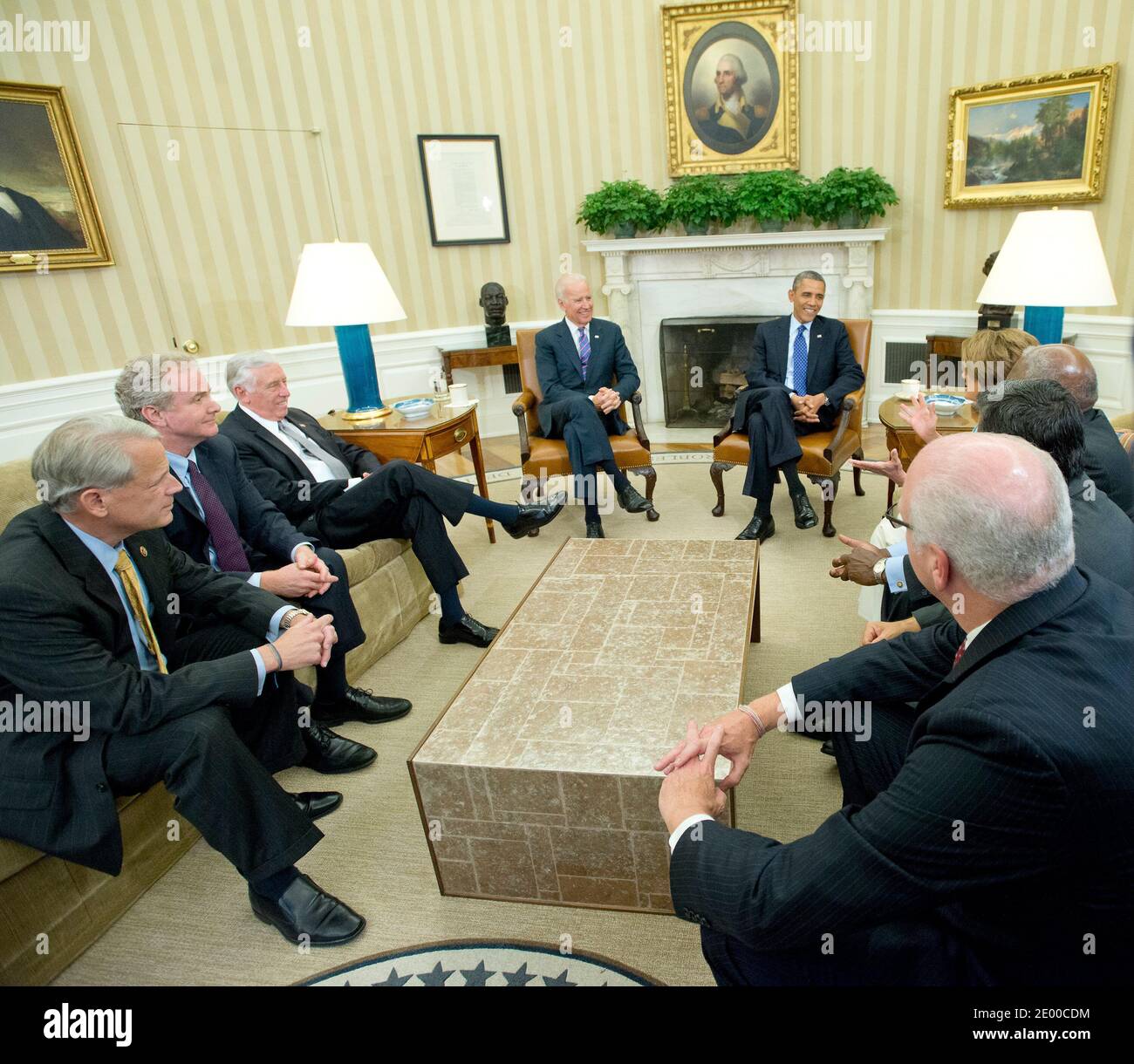 US-Präsident Barack Obama und Vize-Präsident Joe Biden Treffen mit Mitgliedern der US-Haus demokratische Führung. Von links nach rechts: US-Vertreter Steve Israel (Demokrat aus New York), US-amerikanischer Jurist und Chris Van Hollen (Demokrat of Maryland), USA Haus demokratischen Peitsche Steny Hoyer (Demokrat of Maryland), Vize-Präsident Biden, Präsident Obama, U.S. House demokratische Führer Nancy Pelosi (Demokrat of California), U.S. House Assistant demokratische Führer James Clyburn (Demokrat of South Carolina), US-amerikanischer Jurist und Xavier Becerra (Demokrat of California) , und US-Vertreter Stockfoto