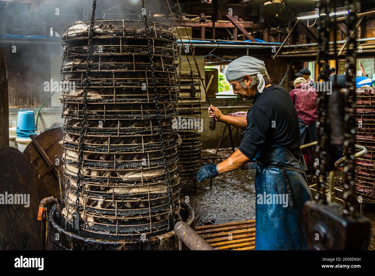 Yasuhisa Serizawa ist katsuobushi Herstellen, bei Nishiizu-Cho, Shizuoka, Japan Stockfoto