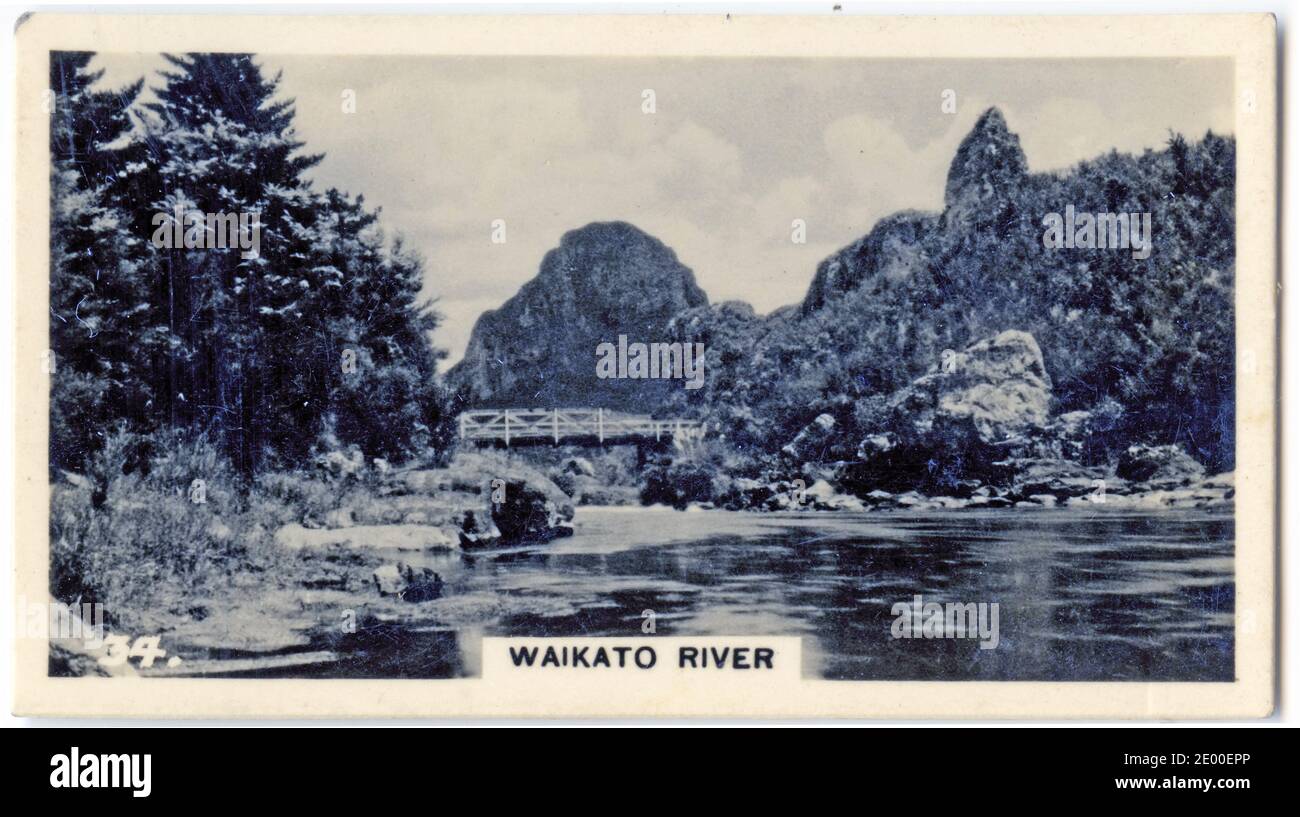 Abbildung des Waikato River in der Nähe des Dorfes Atiamuri, mit dem Mount Pohaturoa im Hintergrund, Rotorua, Neuseeland; aus einer Zigarettenkarte, die in den 1930er Jahren gedruckt wurde Stockfoto