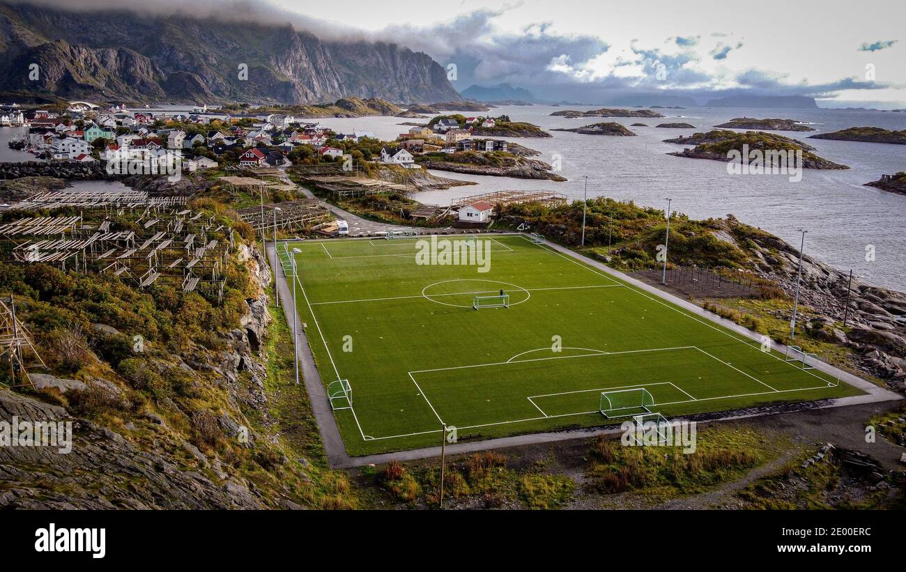 Fußballplatz, Fußballfeld Lofoten Henningsvaer Norwegen Luftaufnahme, Drohne Stockfoto