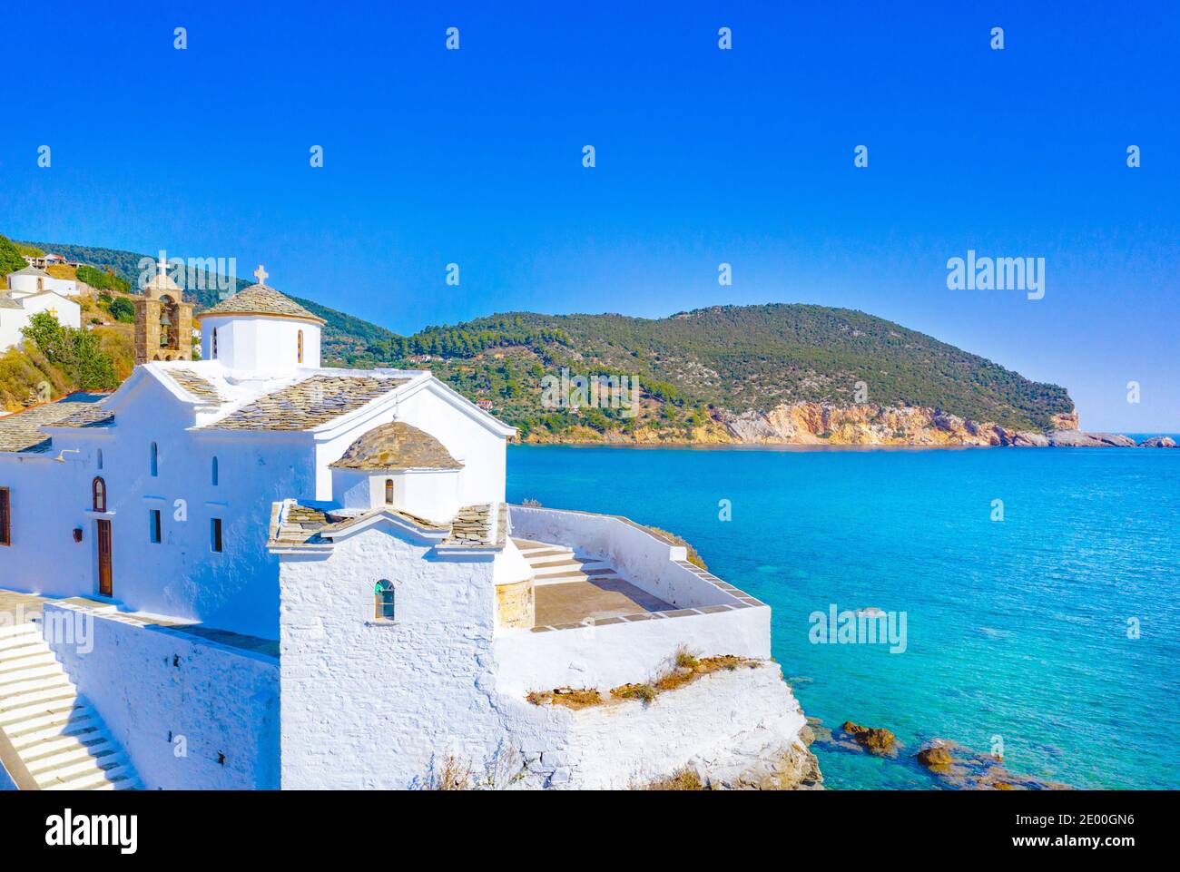 Blick auf Stadt und Hafen auf der Insel Skopelos, nördliche Sporaden, Griechenland Stockfoto