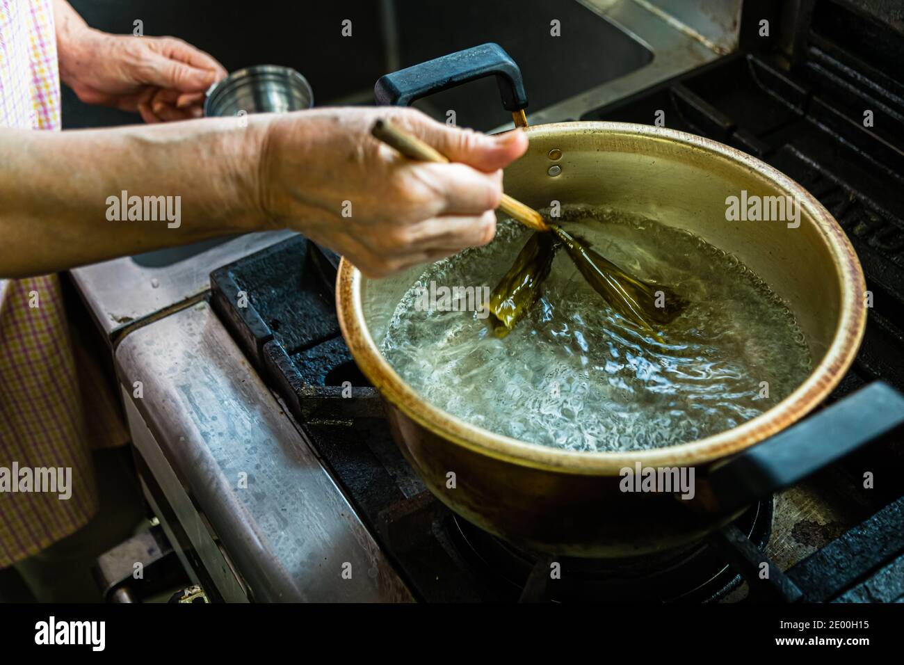Herstellung einer japanischen Miso-Suppe in Nishiizu, Japan Stockfoto