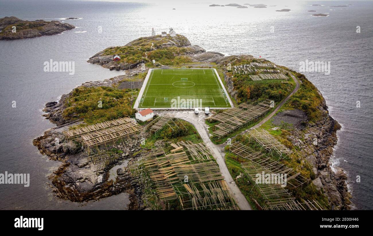 Fußballplatz, Fußballfeld Lofoten Henningsvaer Norwegen Luftaufnahme, Drohne Stockfoto