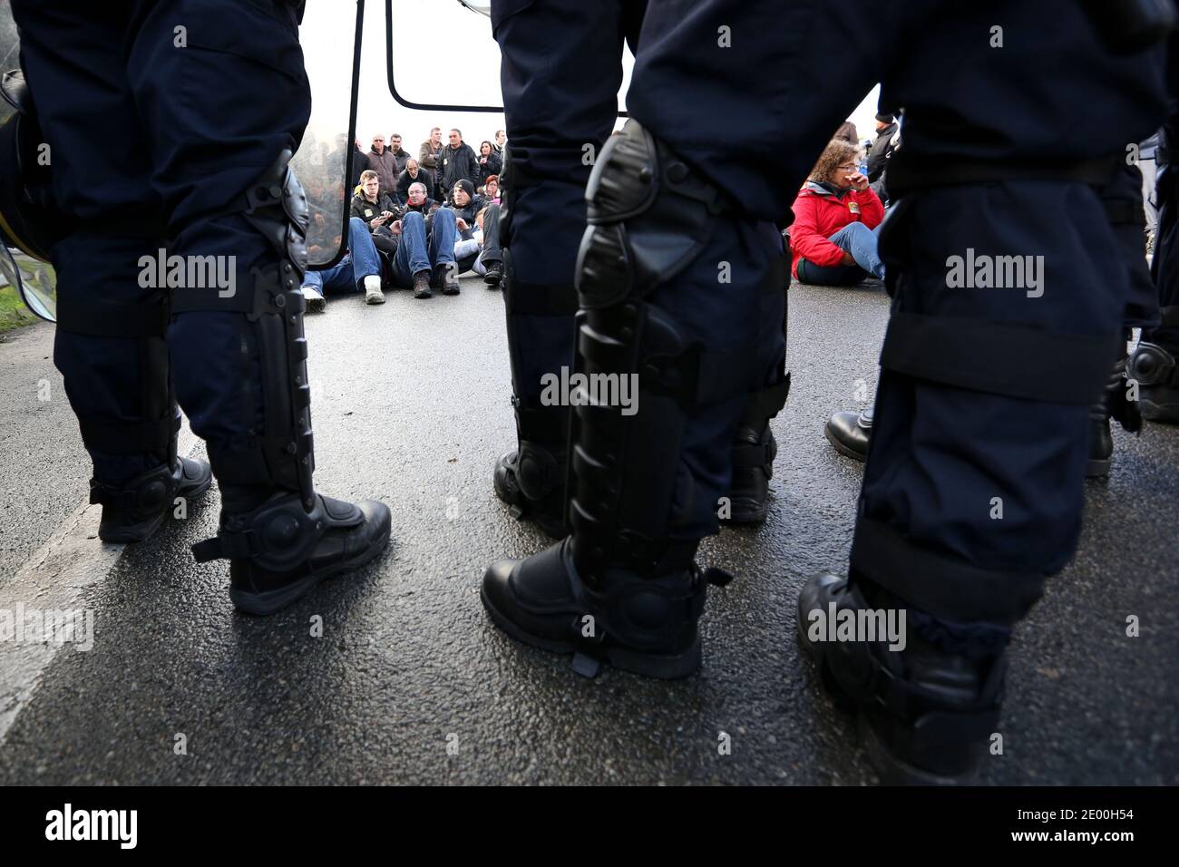 Mitarbeiter des in Lampaul-Guimiliau ansässigen Schlachthofs Gad treffen am 23. Oktober 2013 in Josselin, Westfrankreich, auf Bereitschaftspolizisten, um gegen einen Plan zur Arbeitsplatzabbau zu protestieren. Foto von Julien Ermine/ABACAPRESS.COM Stockfoto