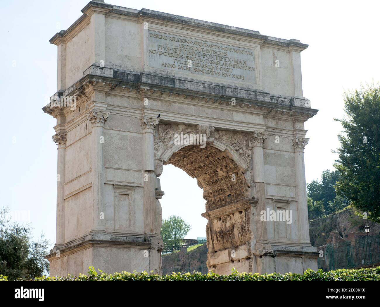 Das Fresko der Goldenen Menora im Titusbogen, gelegen an der Via Sacra, südöstlich des Forum Romanum in Rom, Italien, Das Gebäude wurde zum Gedenken an Titus Sieg in Judäa gebaut und zeigt eine römische Siegesprozession mit Soldaten, die Beute aus dem Tempel, einschließlich der Menora, die für den Bau des Kolosseums verwendet wurden, am Mittwoch, den 23. Oktober 2013. Es wurde C. 82 n. Chr. durch den römischen Kaiser Domitian kurz nach dem Tod seines älteren Bruders Titus zum Gedenken an Titus' Siege, einschließlich der Belagerung von Jerusalem im Jahre 70 n. Chr. Der Bogen soll hav Stockfoto