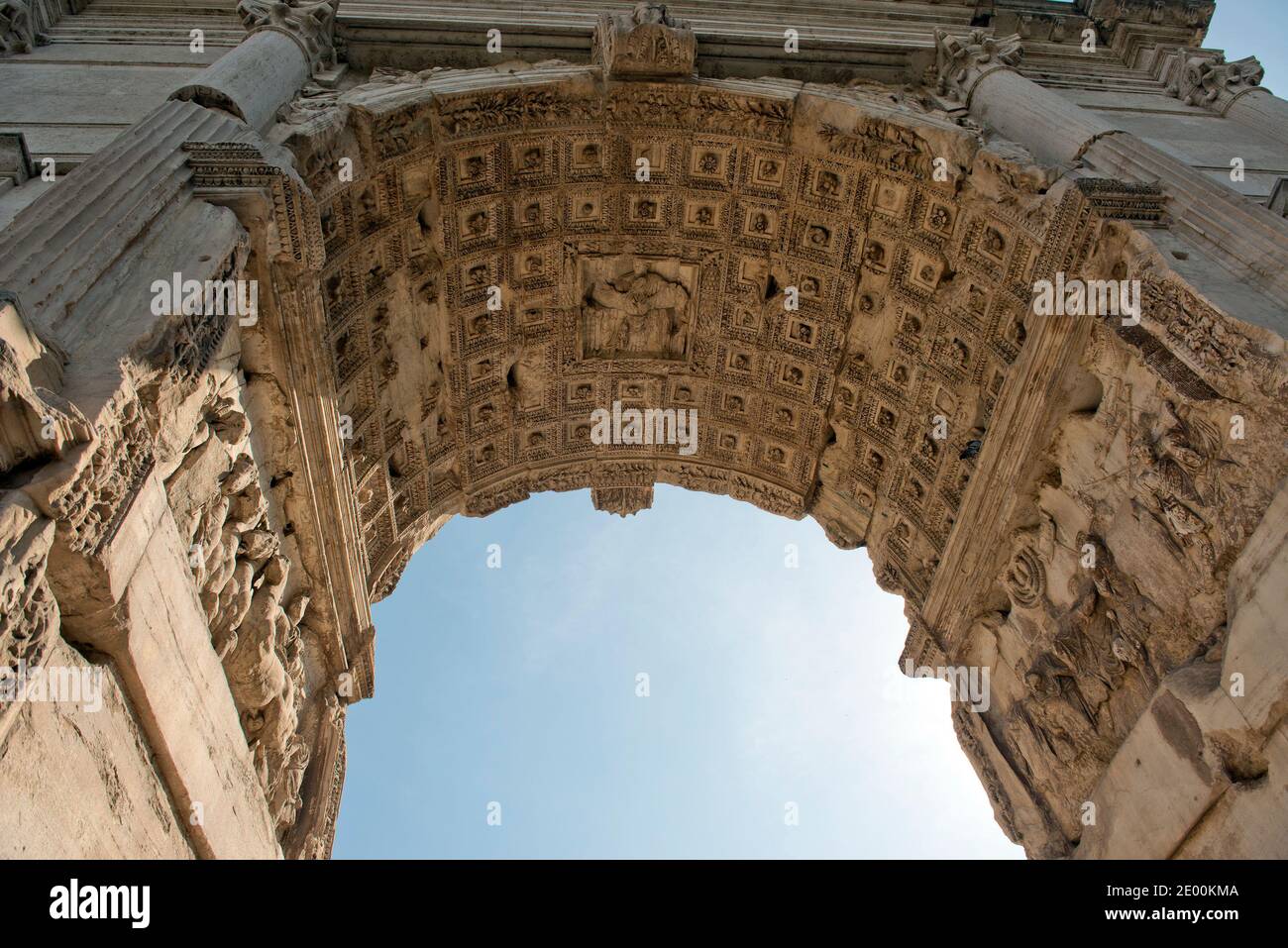 Detail der Fresken im Titusbogen, gelegen an der Via Sacra, südöstlich des Forum Romanum in Rom, Italien, die zum Gedenken an Titus Sieg in Judäa gebaut wurde, zeigt eine römische Siegesprozession mit Soldaten, die Beute aus dem Tempel, einschließlich der Menora, tragen. Die für den Bau des Kolosseums am Mittwoch, den 23. Oktober 2013 verwendet wurden. Es wurde C. 82 n. Chr. durch den römischen Kaiser Domitian kurz nach dem Tod seines älteren Bruders Titus zum Gedenken an Titus' Siege, einschließlich der Belagerung von Jerusalem im Jahre 70 n. Chr. Der Bogen soll zur Verfügung gestellt haben Stockfoto