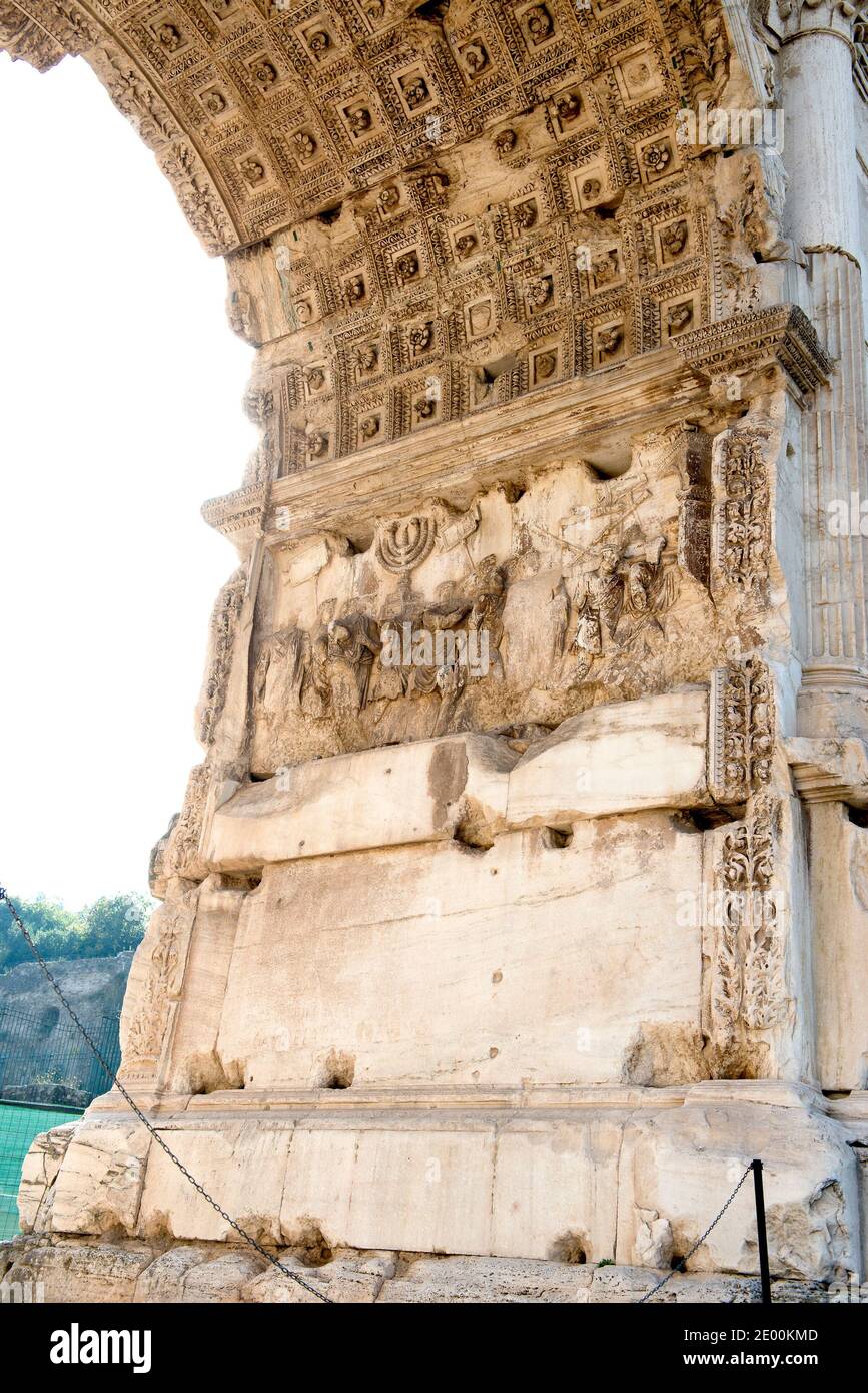 Detail der Goldenen Menora im Titusbogen, gelegen an der Via Sacra, südöstlich des Forum Romanum in Rom, Italien, das zum Gedenken an Titus Sieg in Judäa gebaut wurde, zeigt eine römische Siegesprozession mit Soldaten, die Beute aus dem Tempel, einschließlich der Menora, tragen. Die für den Bau des Kolosseums am Mittwoch, den 23. Oktober 2013 verwendet wurden. Es wurde C. 82 n. Chr. durch den römischen Kaiser Domitian kurz nach dem Tod seines älteren Bruders Titus zum Gedenken an Titus' Siege, einschließlich der Belagerung von Jerusalem im Jahre 70 n. Chr. Der Bogen soll PR haben Stockfoto