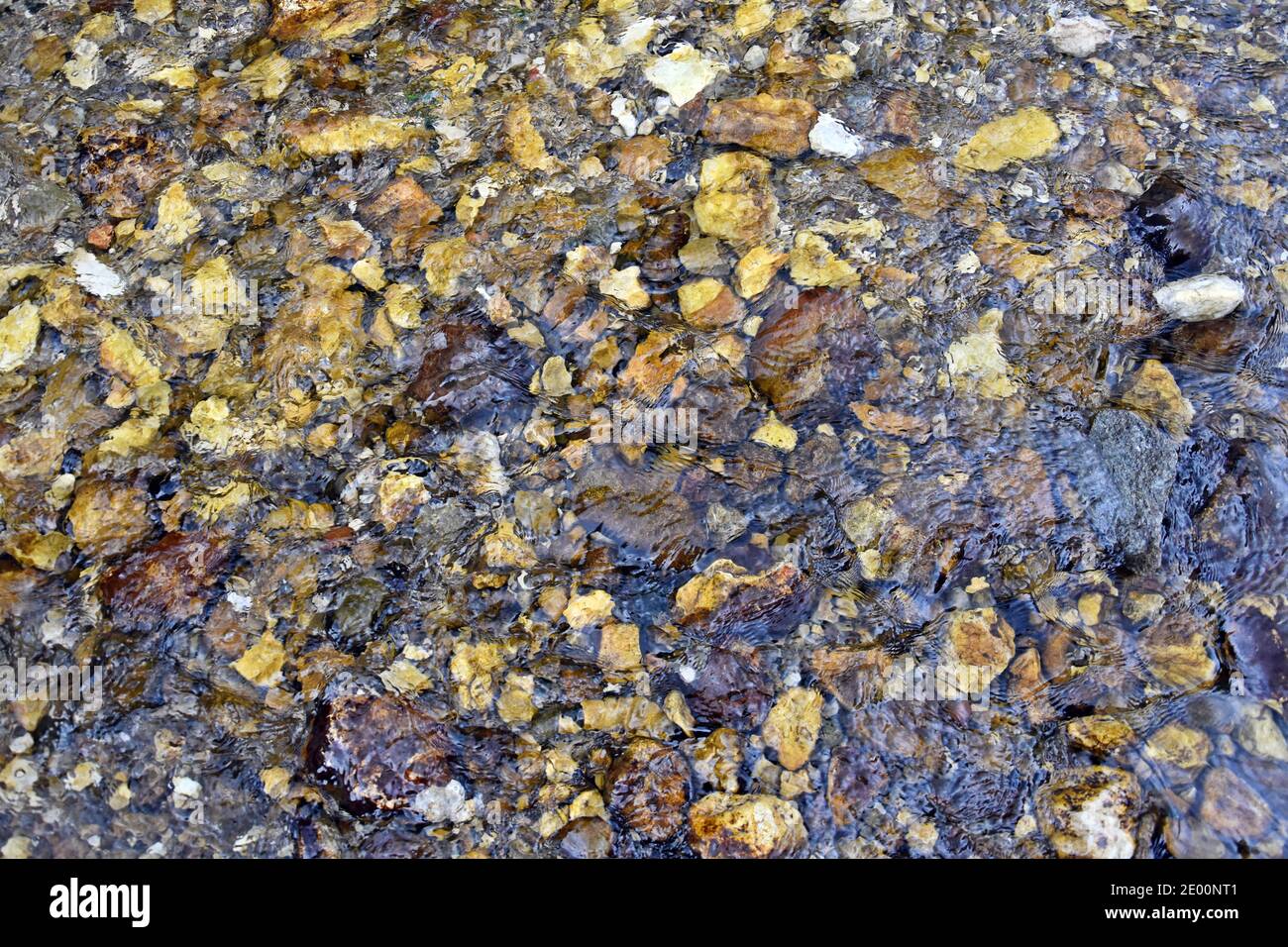 Hintergrund mit fließendem Wasser (Stream) und Felsen. Stockfoto