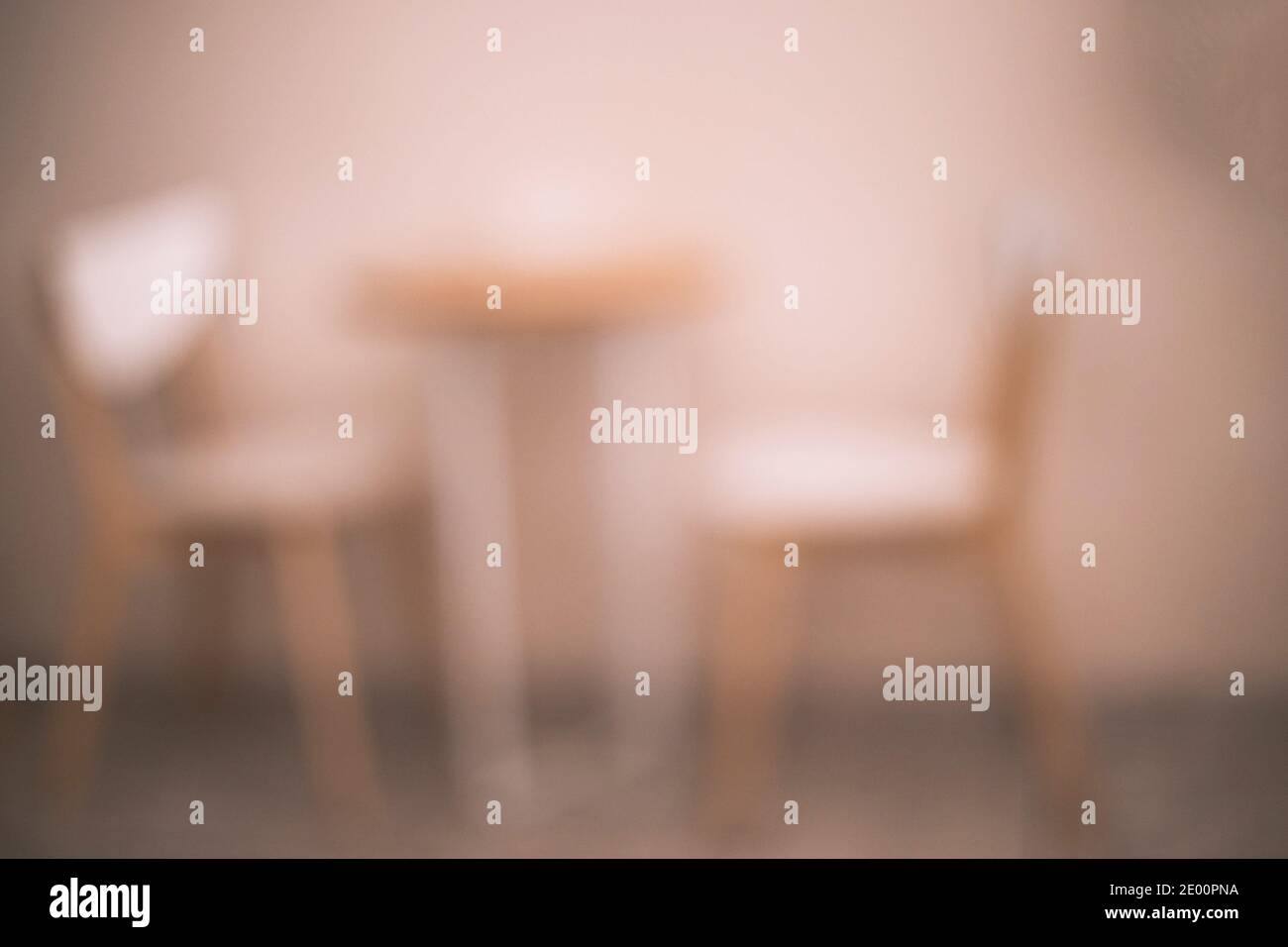 Verschwommener Hintergrund von Kaffee Platz mit zwei Stühlen und klein Tisch außer Fokus Café oder Küche gelb Nahaufnahme Stockfoto
