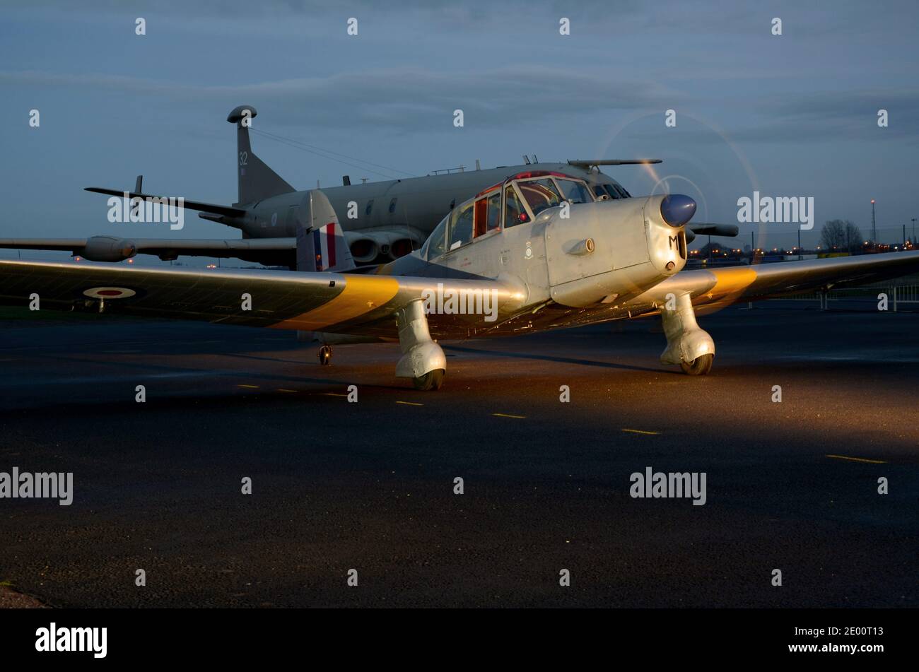 Percival Prentice G-APJB bei einer Veranstaltung in Airbase, Aircraft Aviation Museum am Coventry Flughafen, Bagington, Midlands, Großbritannien. Motor läuft bei Nacht Stockfoto