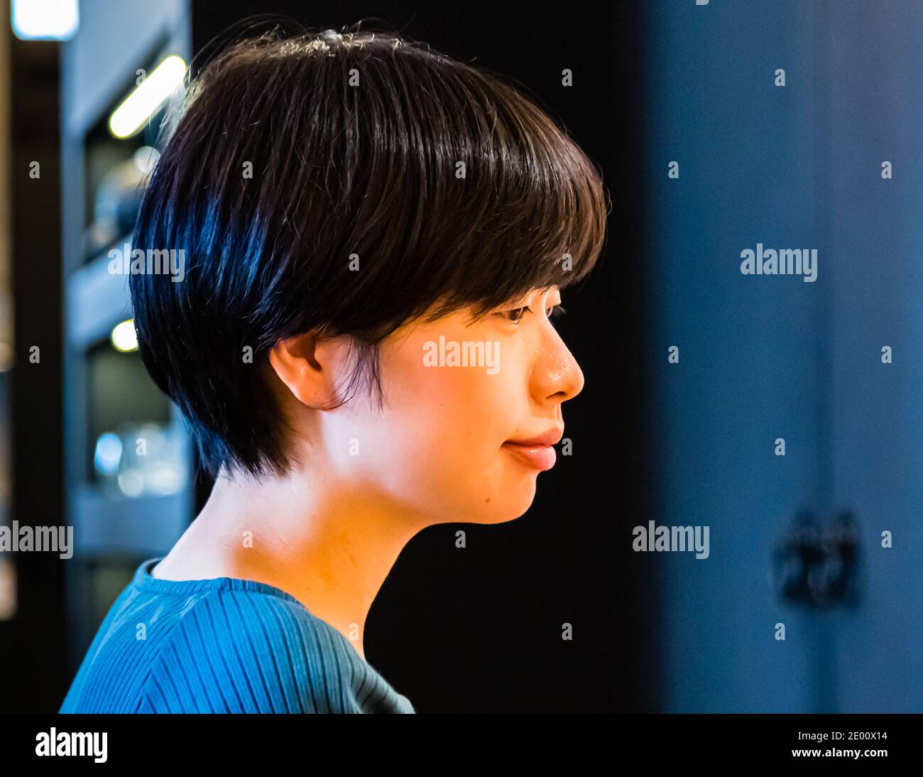 Ein Besucher schaut konzentriert nach unten, Augenblicke vor der Teeverkostung im Chagama-Teeboutique in Shizuoka, Präfektur Shizuoka, Japan. Stockfoto